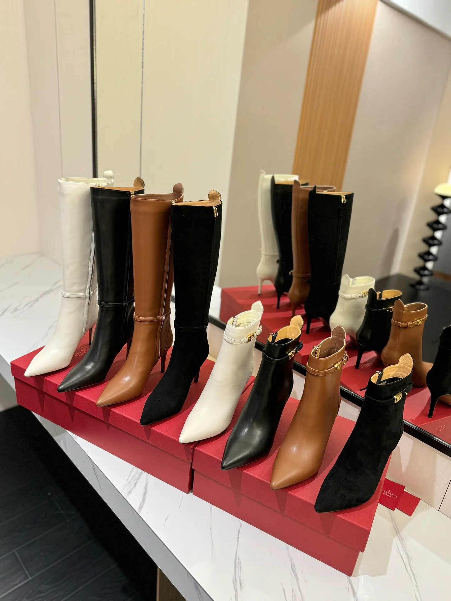 Сапоги для верховой езды Valentino 2024 с маленькой V-образной пряжкой и логотипом - изображение из коллекции