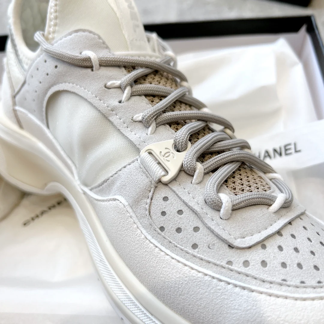 Новые поступления коллекции Chanel Весна/Лето 2023 - Кроссовки - Белые - 1