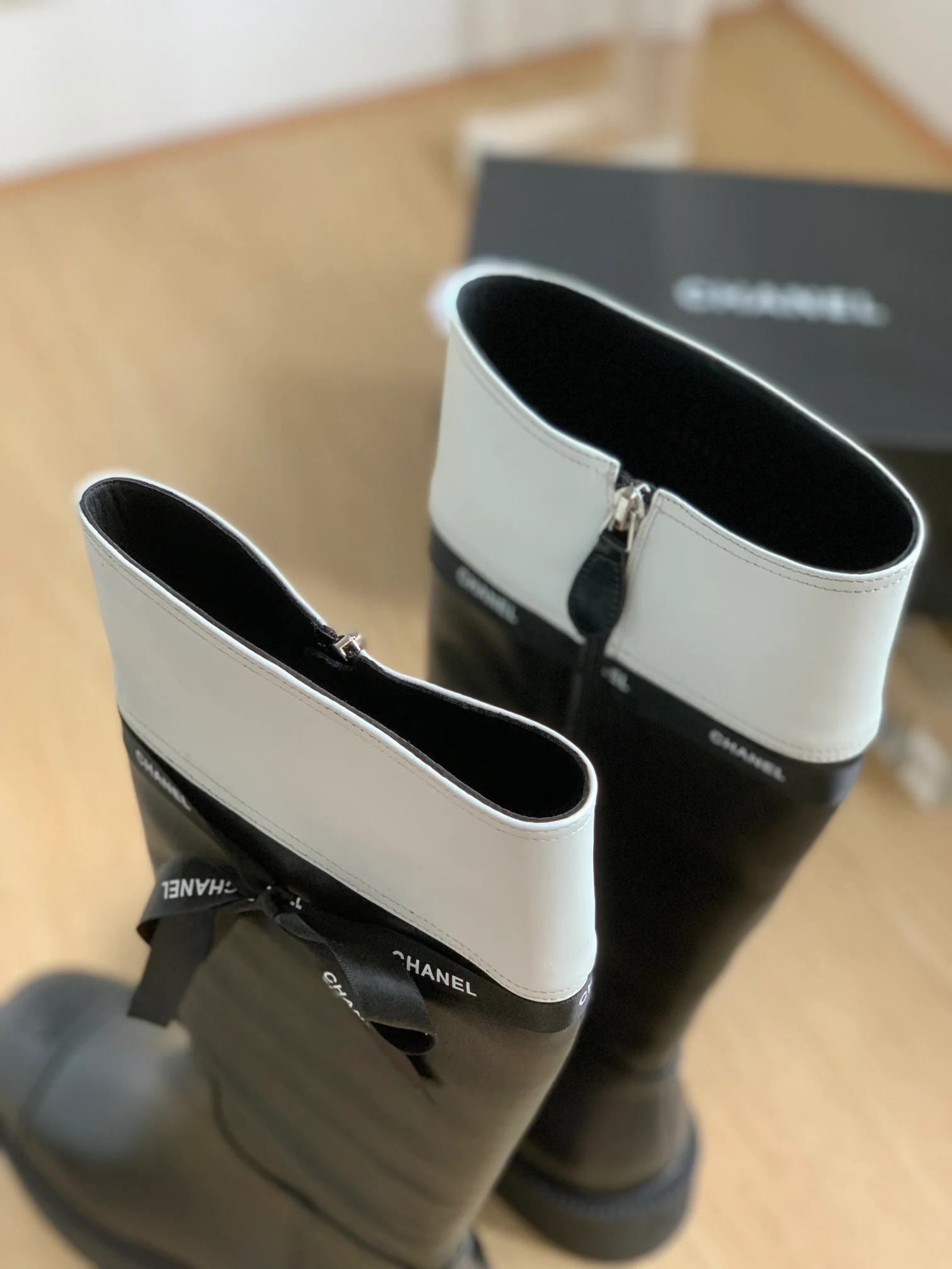 Новинка сезона осень/зима 2023 от Chanel - Коллекция сапог с лентами - Высокие сапоги - Черно-белая коллекция