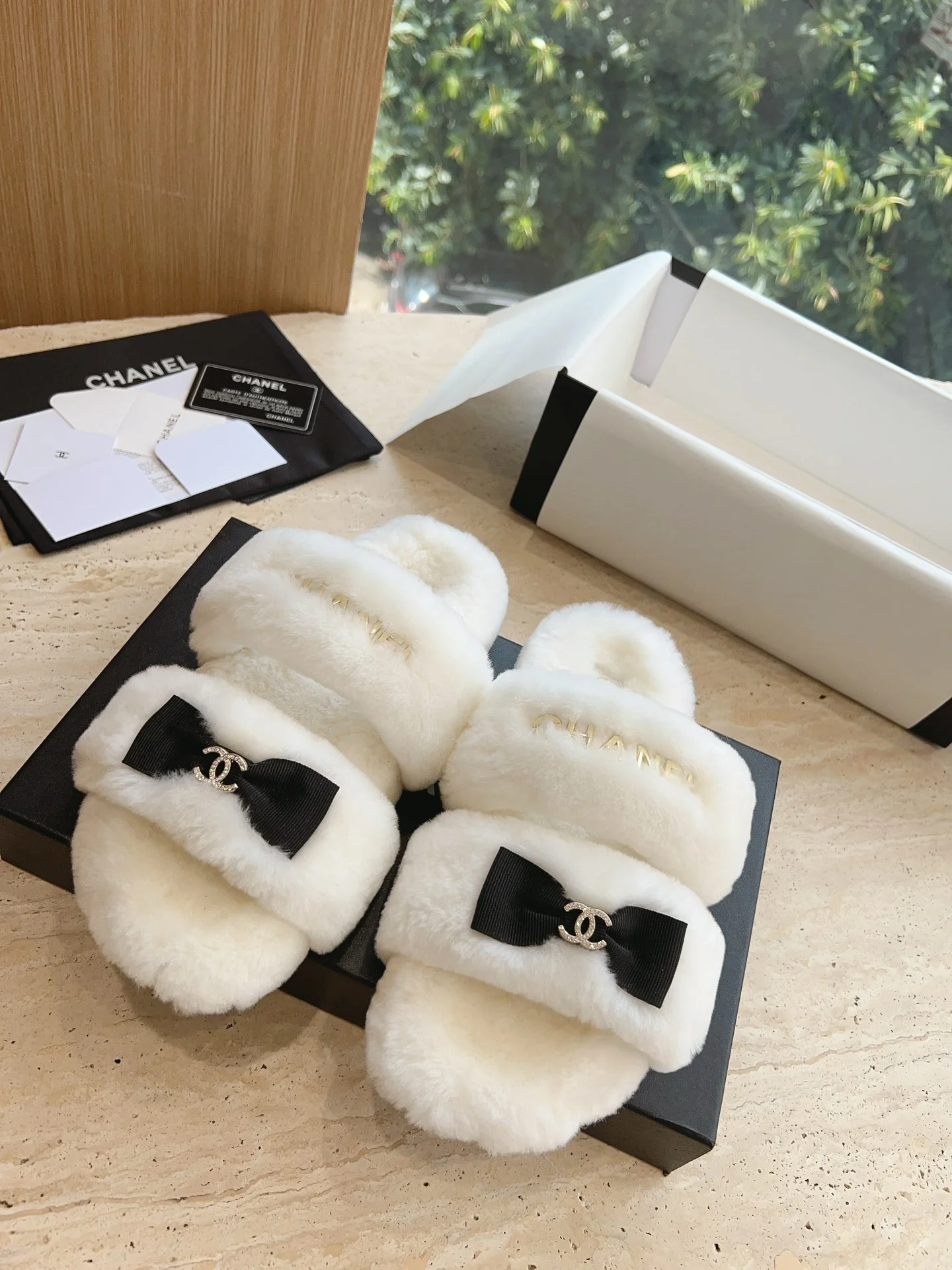 Новинка 2023 года от Chanel - Меховые тапочки - Белые с бантом