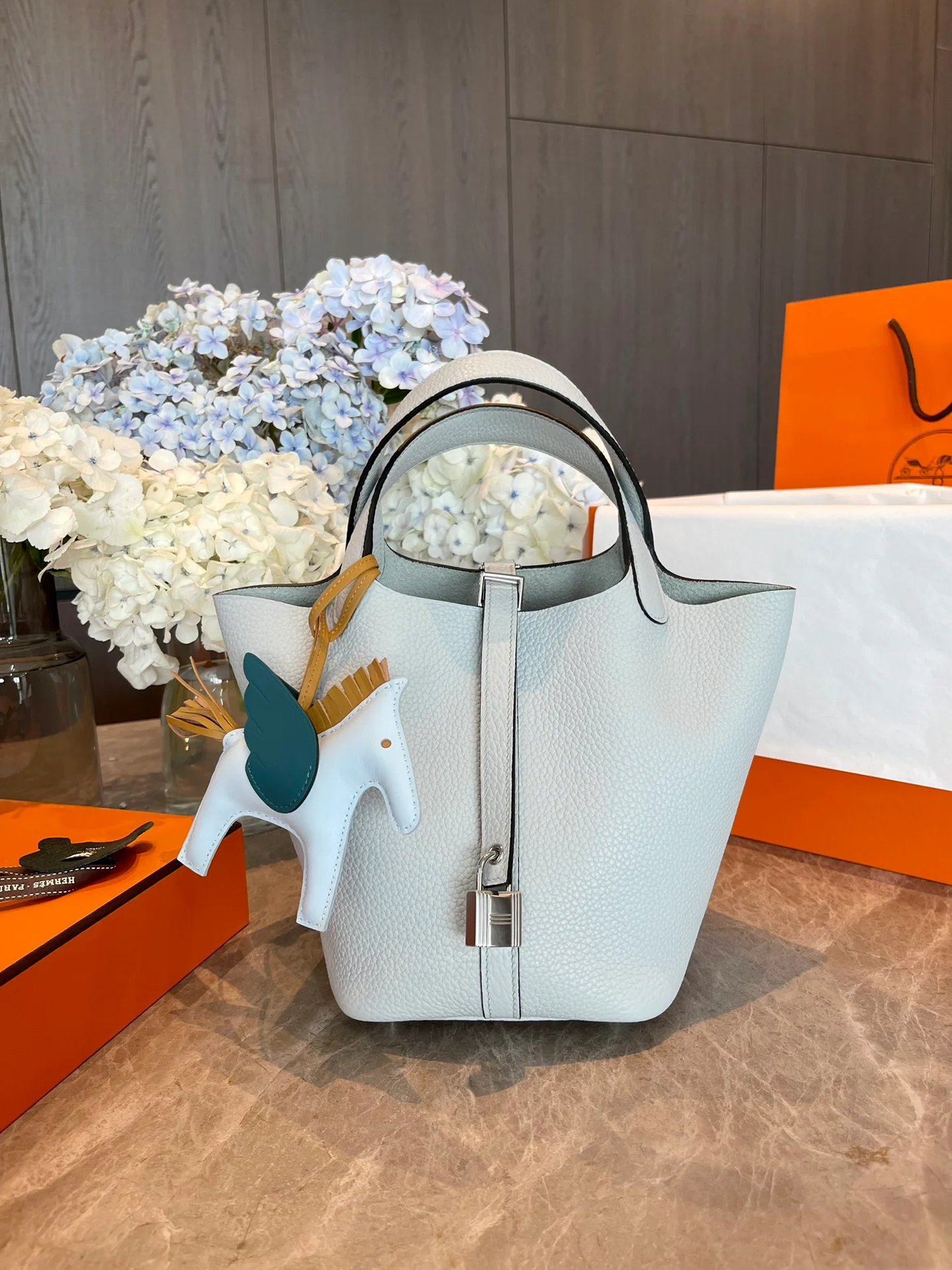 Часы Hermes Picotin 18 TC 08 Holy Grail, синие, с серебряной пряжкой.