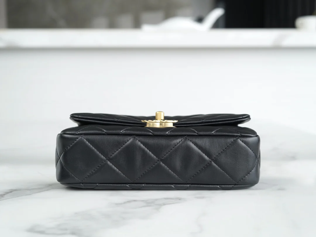 Коллекция Chanel осень/зима - сумка с широким плечевым ремнем и клапаном, черная с золотыми вставками из мятой телячьей кожи.