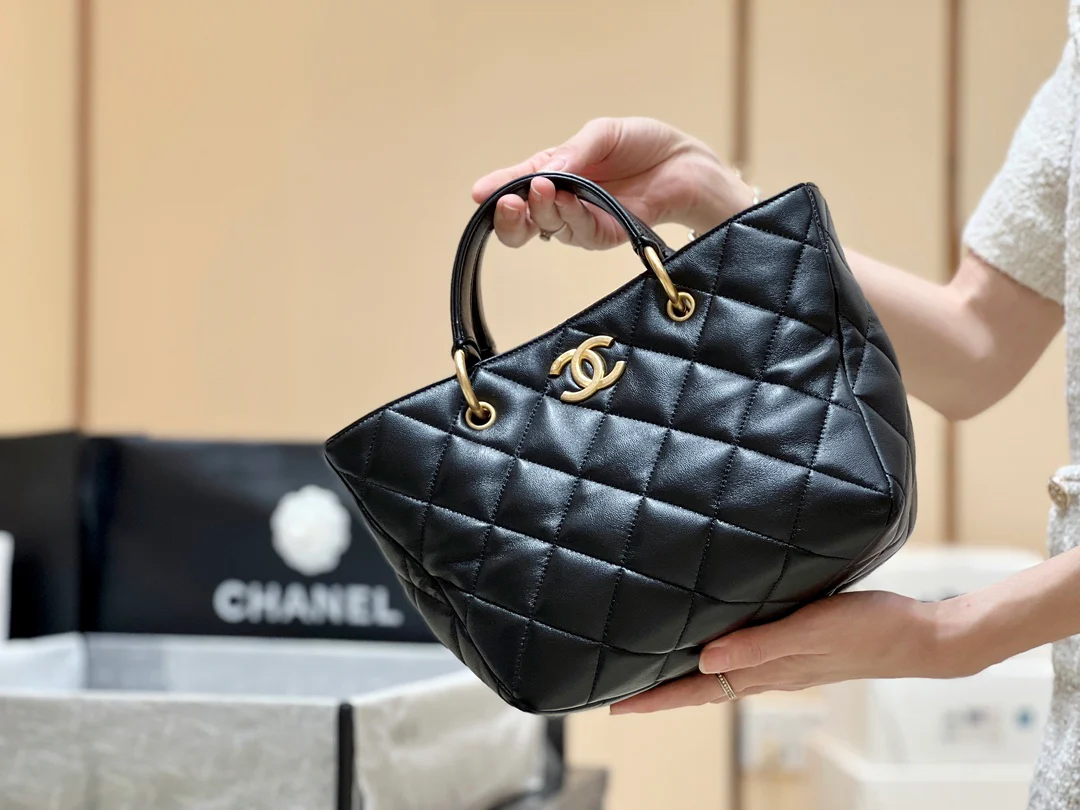 Сумка-тоут Chanel 23B из овечьей кожи, черная.