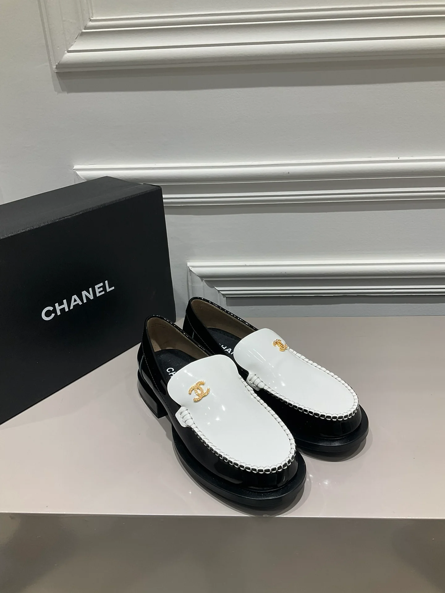 Коллекция Chanel весна/лето 2023 — Лоферы с бриллиантовой пряжкой — Белые