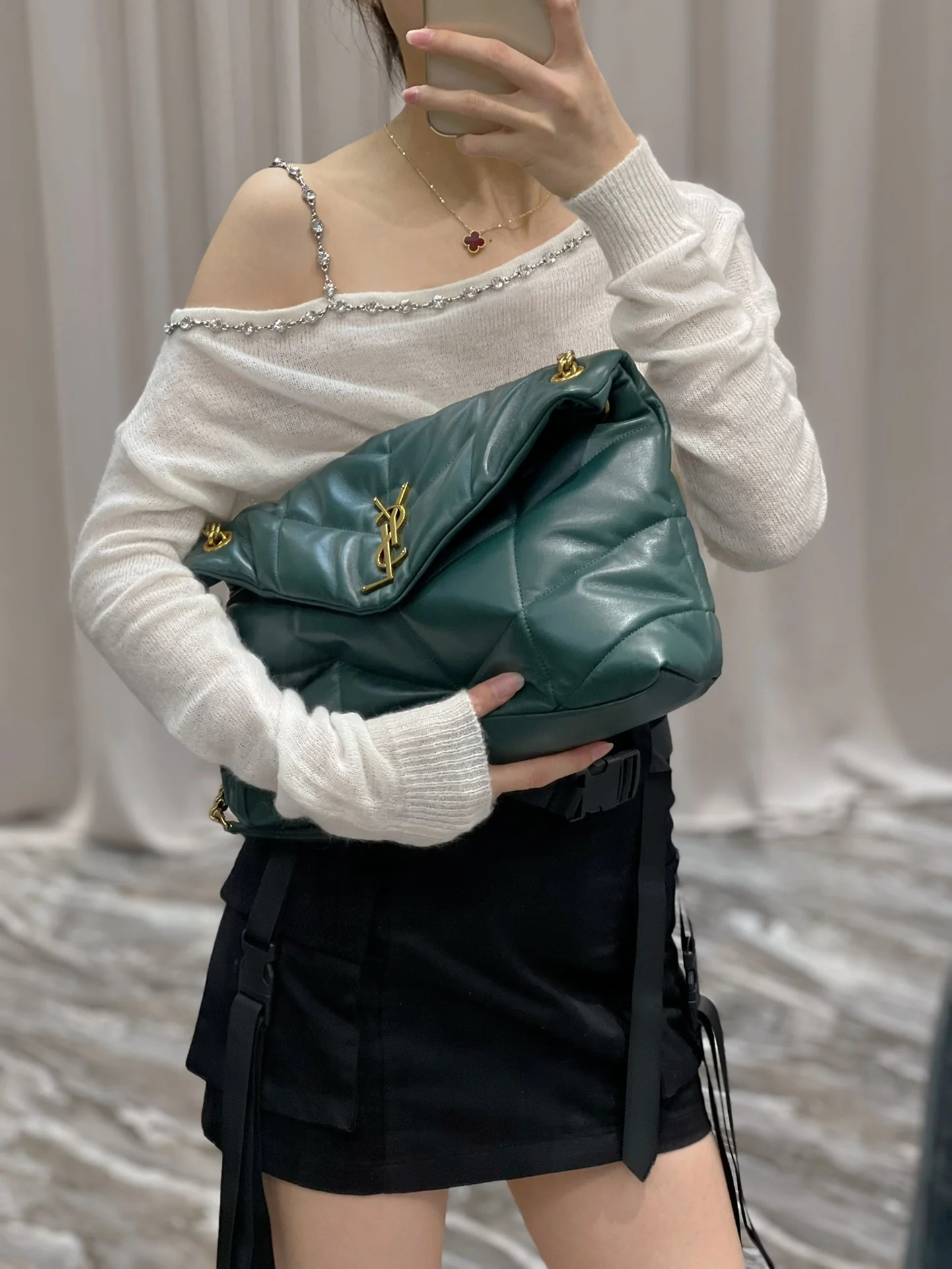 Стеганая сумка YSL из овечьей кожи — темно-зеленая с золотой фурнитурой — овечья кожа — 35 см — На фото: сумка в носке