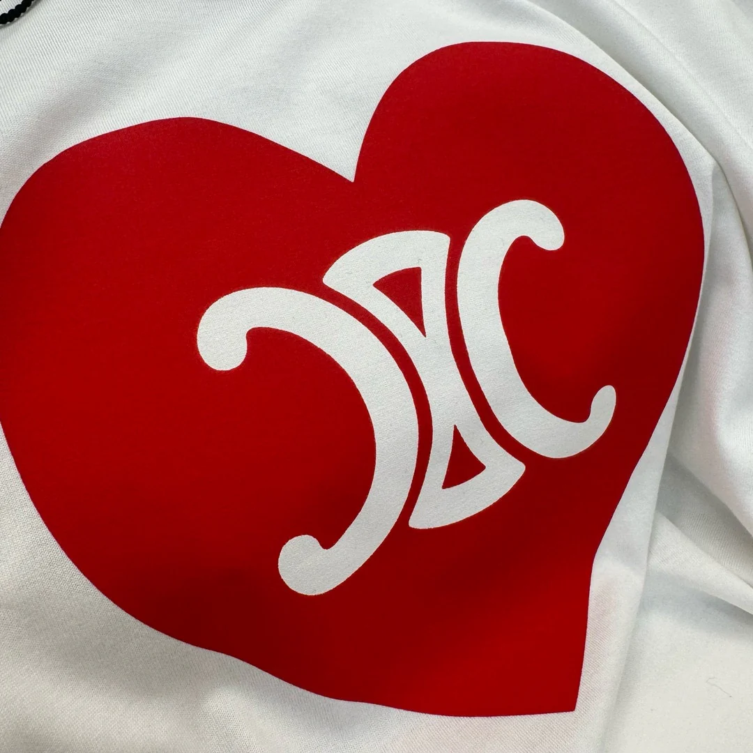 Футболка с коротким рукавом Celine-2403 с узором в виде сердечек.