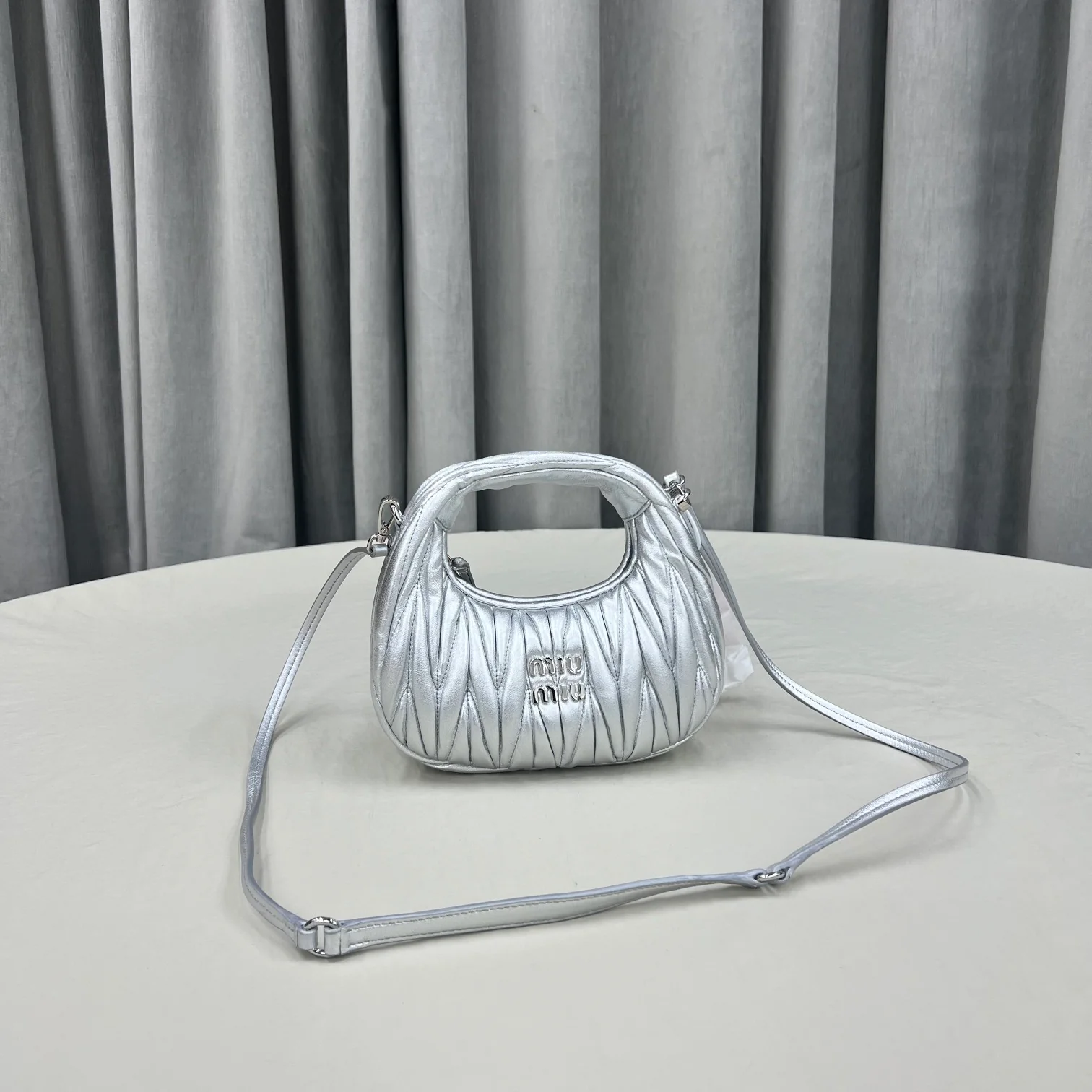 Сумочка Miu Miu Wander, миниатюрная, из овечьей кожи, серебристая.