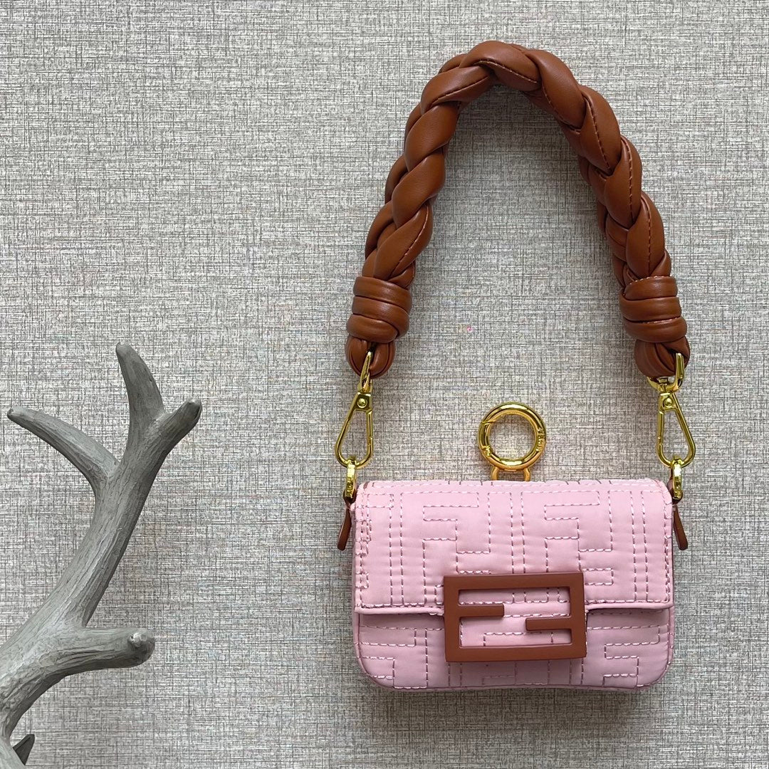 Маленький розовый нано-багель Fendi Baguette