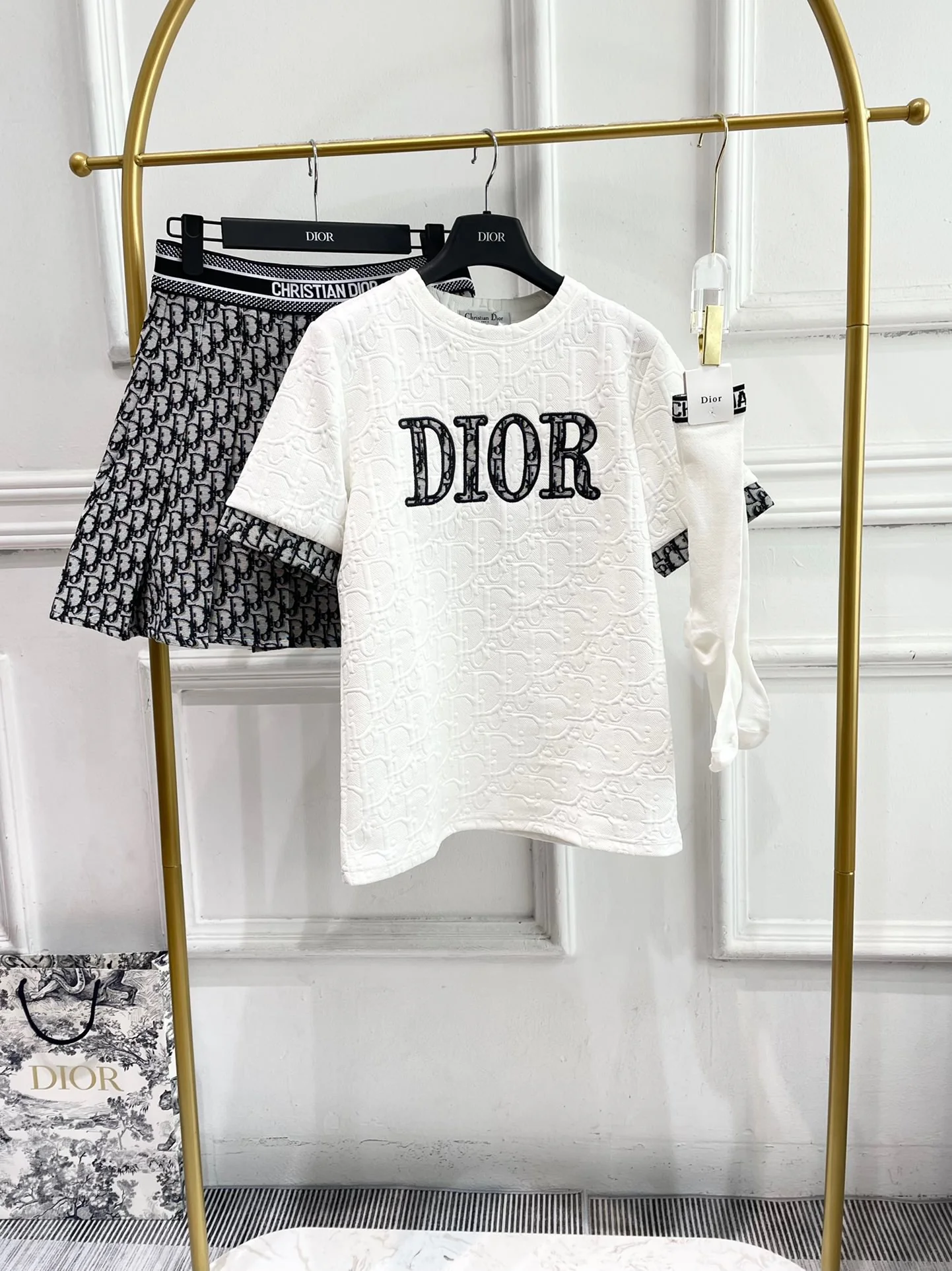 Футболка Dior 2403 Весна/Лето, новая, с жаккардовым тиснением, аппликацией и вышитой надписью, с коротким рукавом, белая.