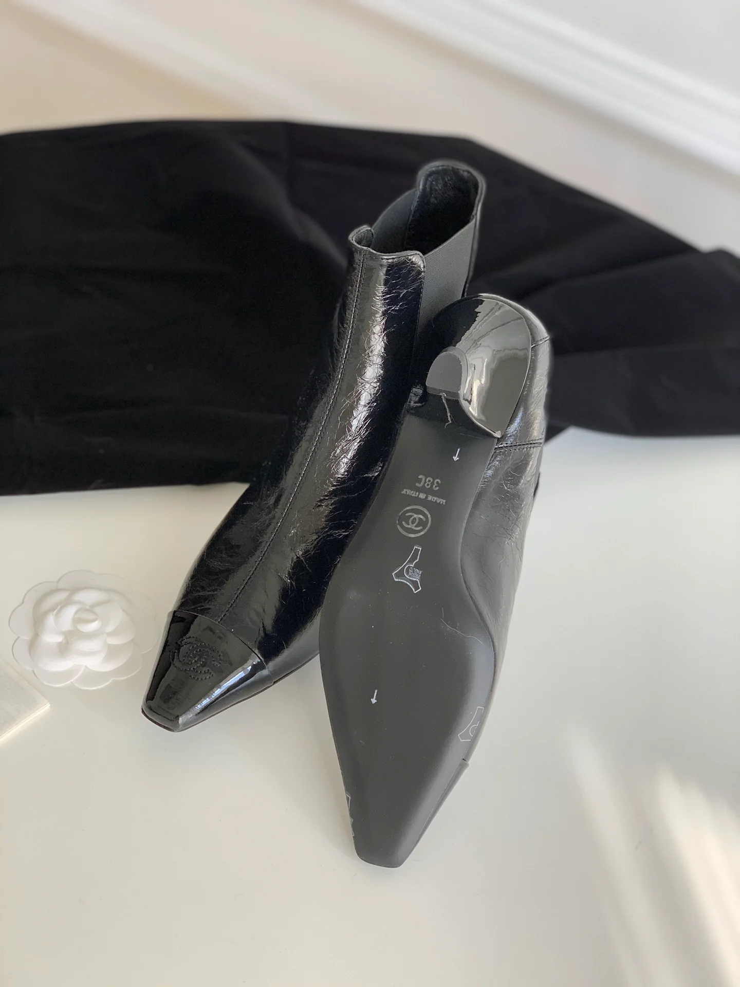 Новинка сезона осень/зима 2023 от Chanel - Ботильоны из овечьей кожи с квадратным носком и массивным каблуком - Матовый черный