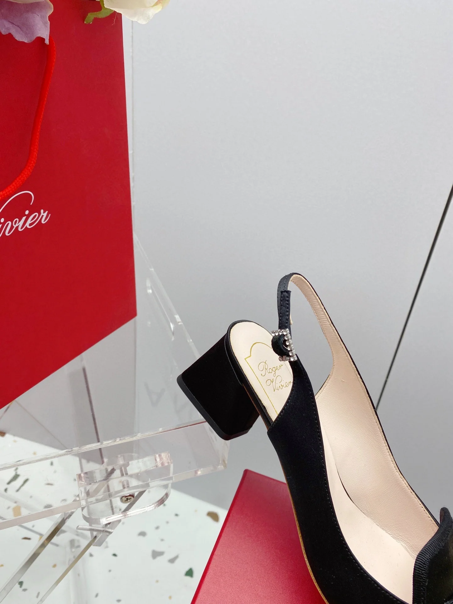 Обувь RV Shoes - Новинка ранней весны 2023 года - Сандалии на низком каблуке с пряжкой в ??виде снежинки - Черные