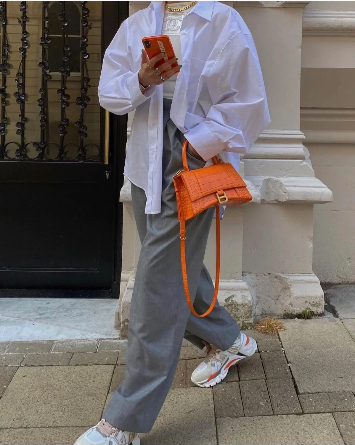 Сумка Balenciaga Hourglass — оранжевая с тиснением под крокодиловую кожу и золотой пряжкой.