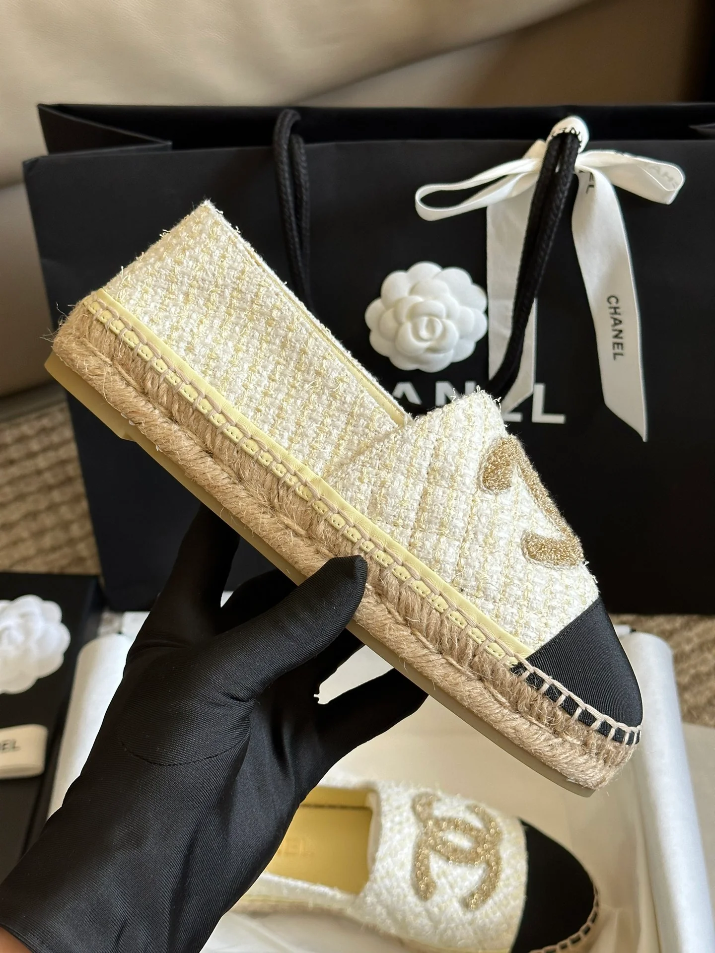 Новинка сезона осень/зима 2023 от Chanel — массивные неоновые рыбацкие туфли.