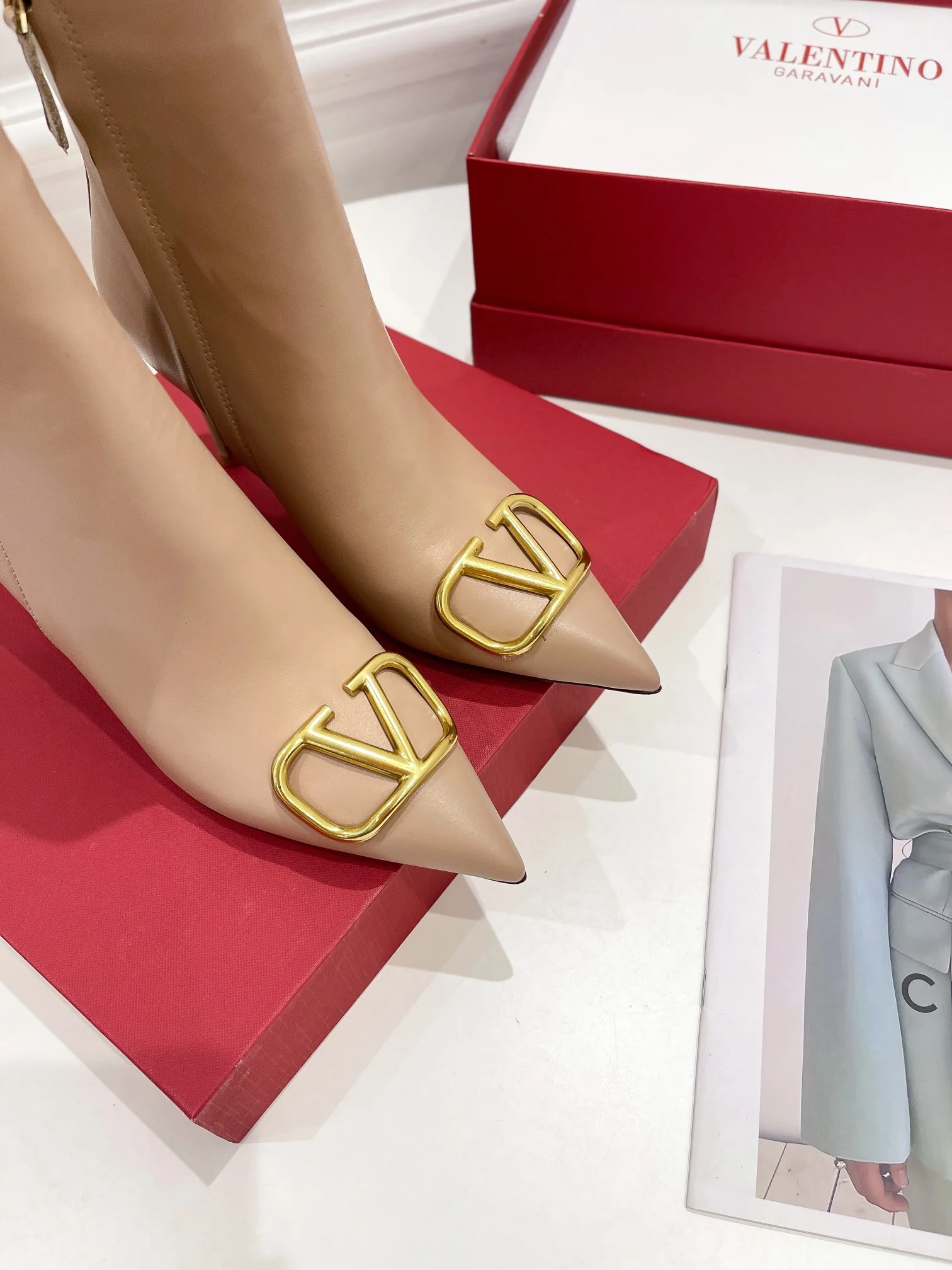 Новинка сезона осень/зима 2022 от Valentino - большие ботильоны с V-образным вырезом.