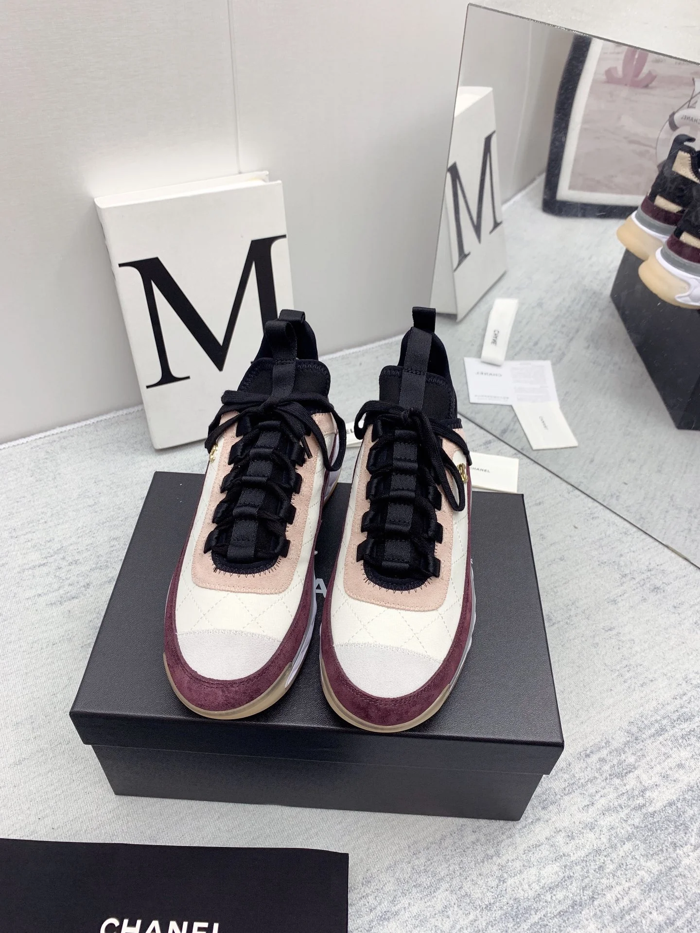 Новинка сезона осень/зима 2021 от Chanel - кроссовки с ромбовидным узором - розово-фиолетовые.