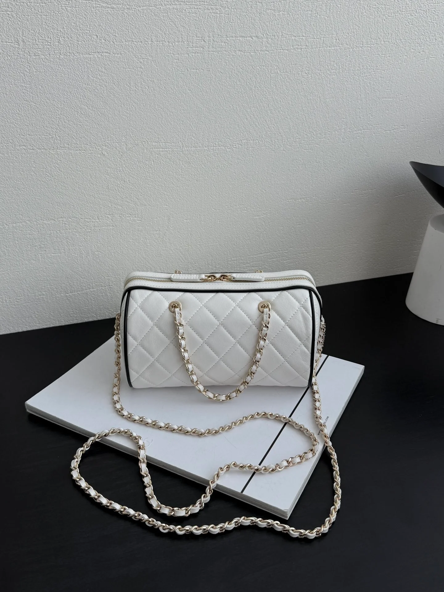 Мини-шар для боулинга Chanel 25 пенсов, весенне-летний, из овечьей кожи, белый с черной отделкой.