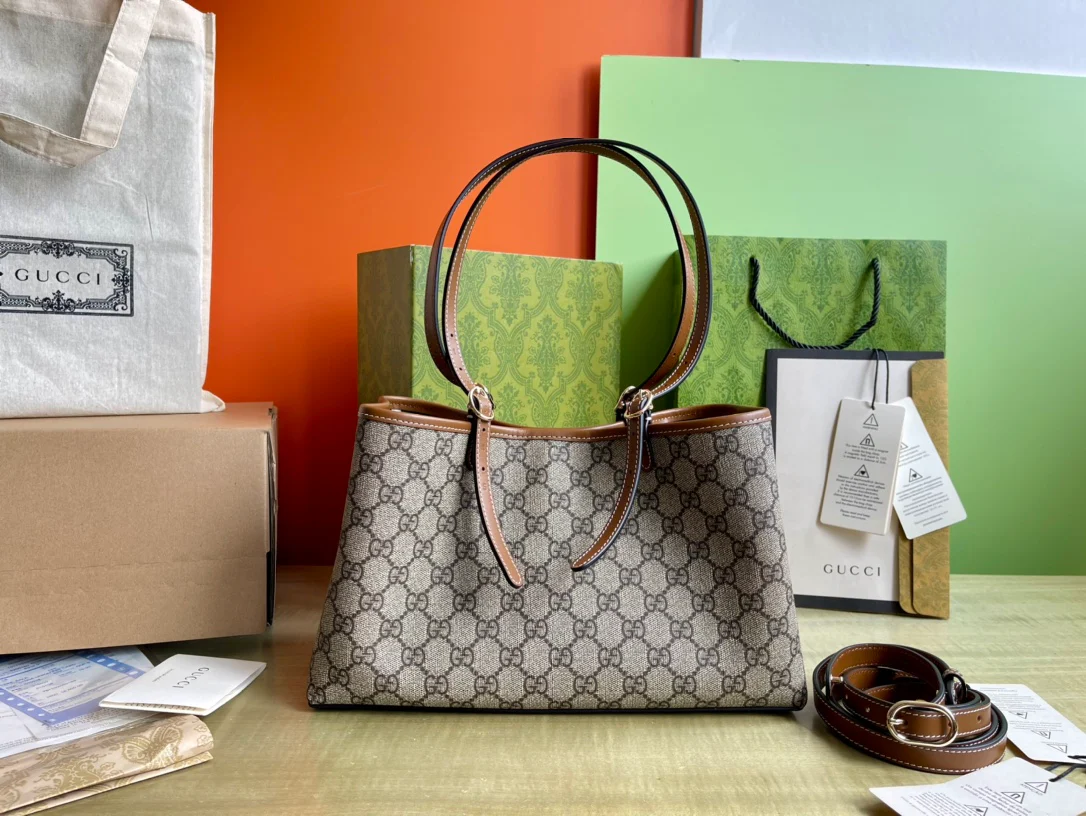 Маленькая сумка-тоут Gucci 2025 из коричневой кожи.