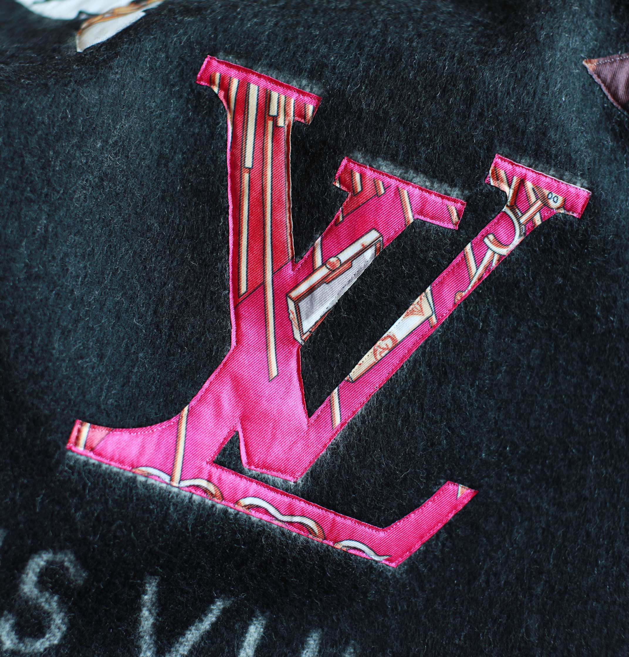 LV-48-190 см - Премиальный классический шелковый шарф с аппликацией