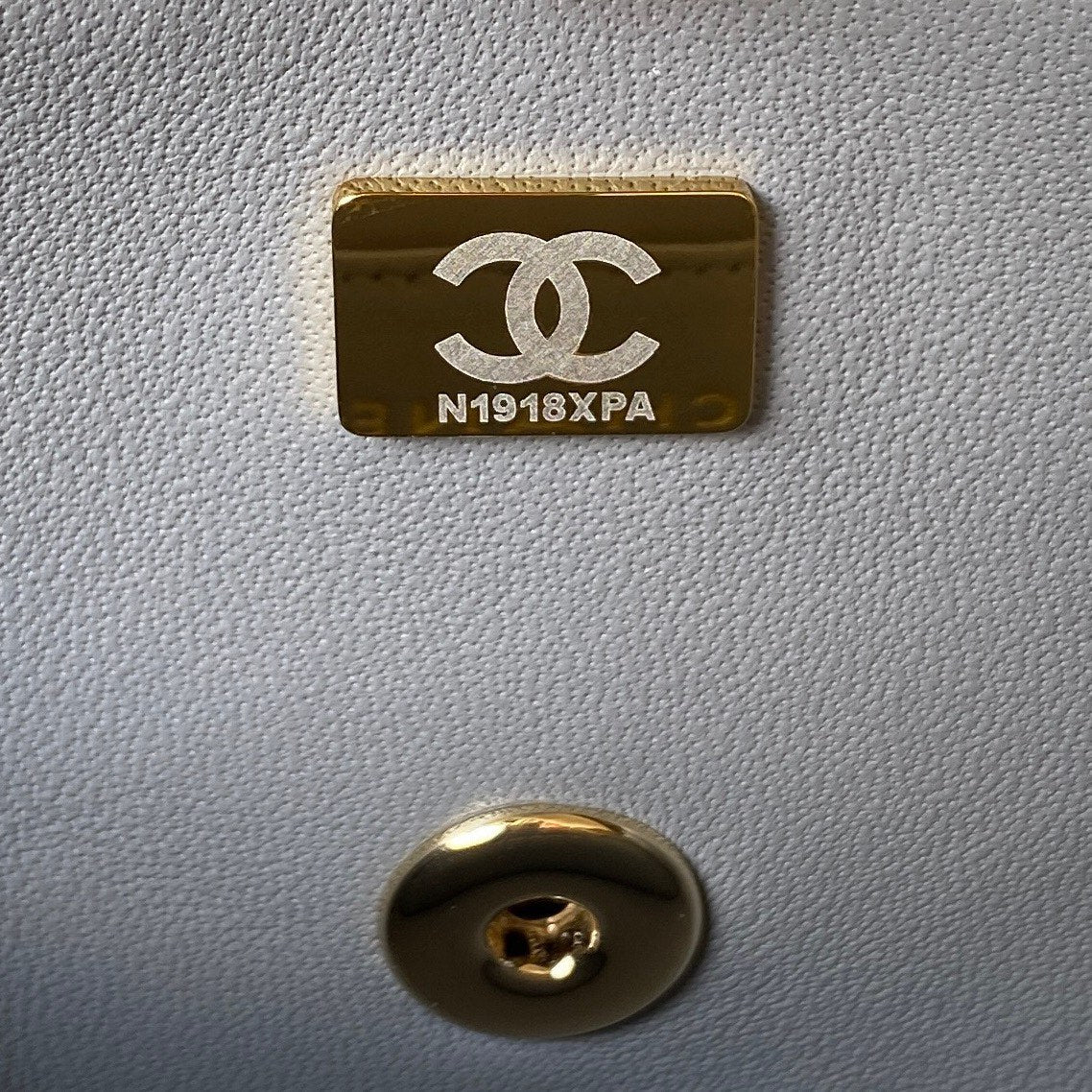 Коллекция Chanel Pre-Fall 2023 - Сумка CF с ручкой, украшенной стразами - Серая - 18 см