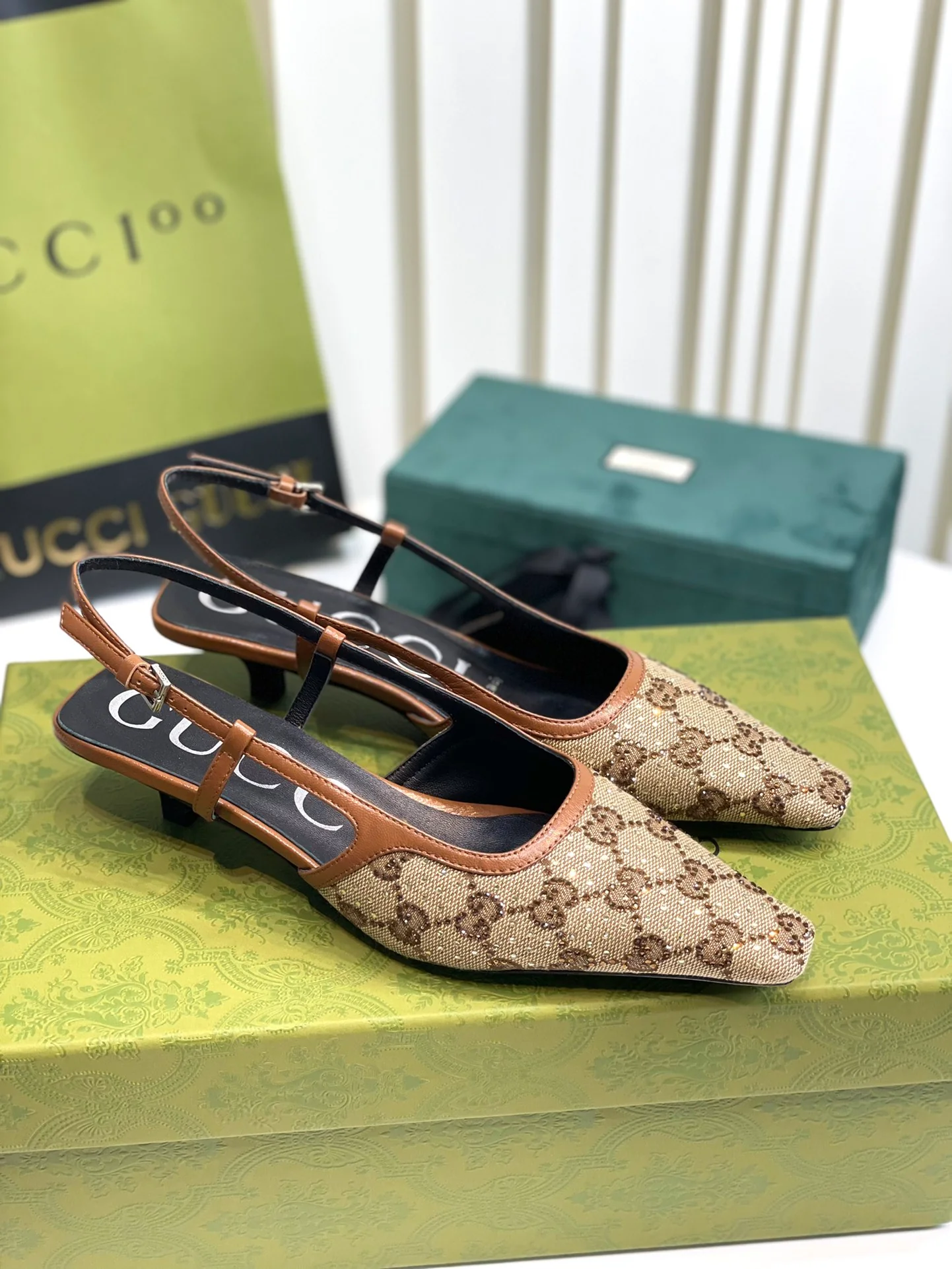 Туфли на каблуке с монограммой Gucci, выполненные в британском стиле.