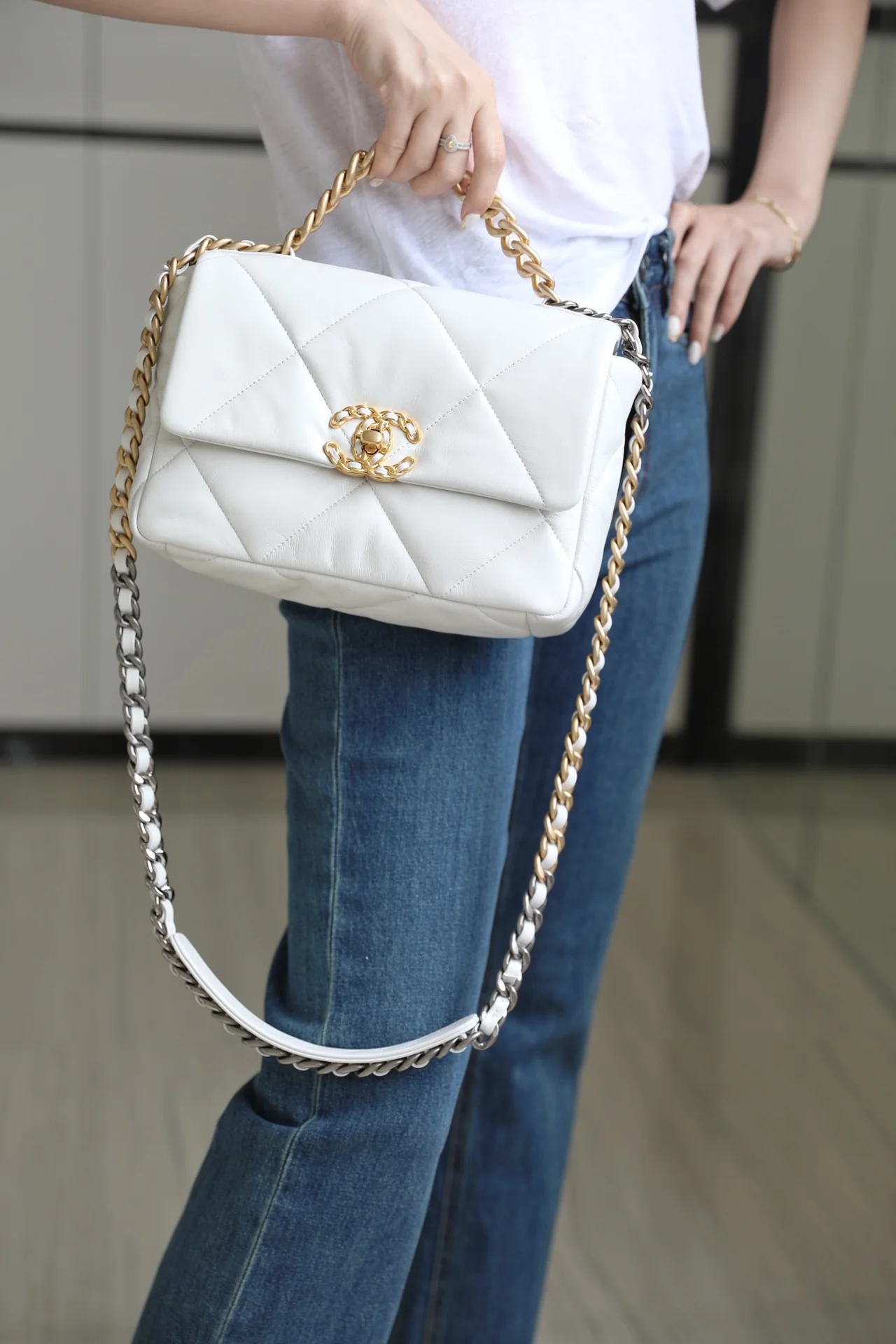 Сумка Chanel 19 - маленькая, белая.