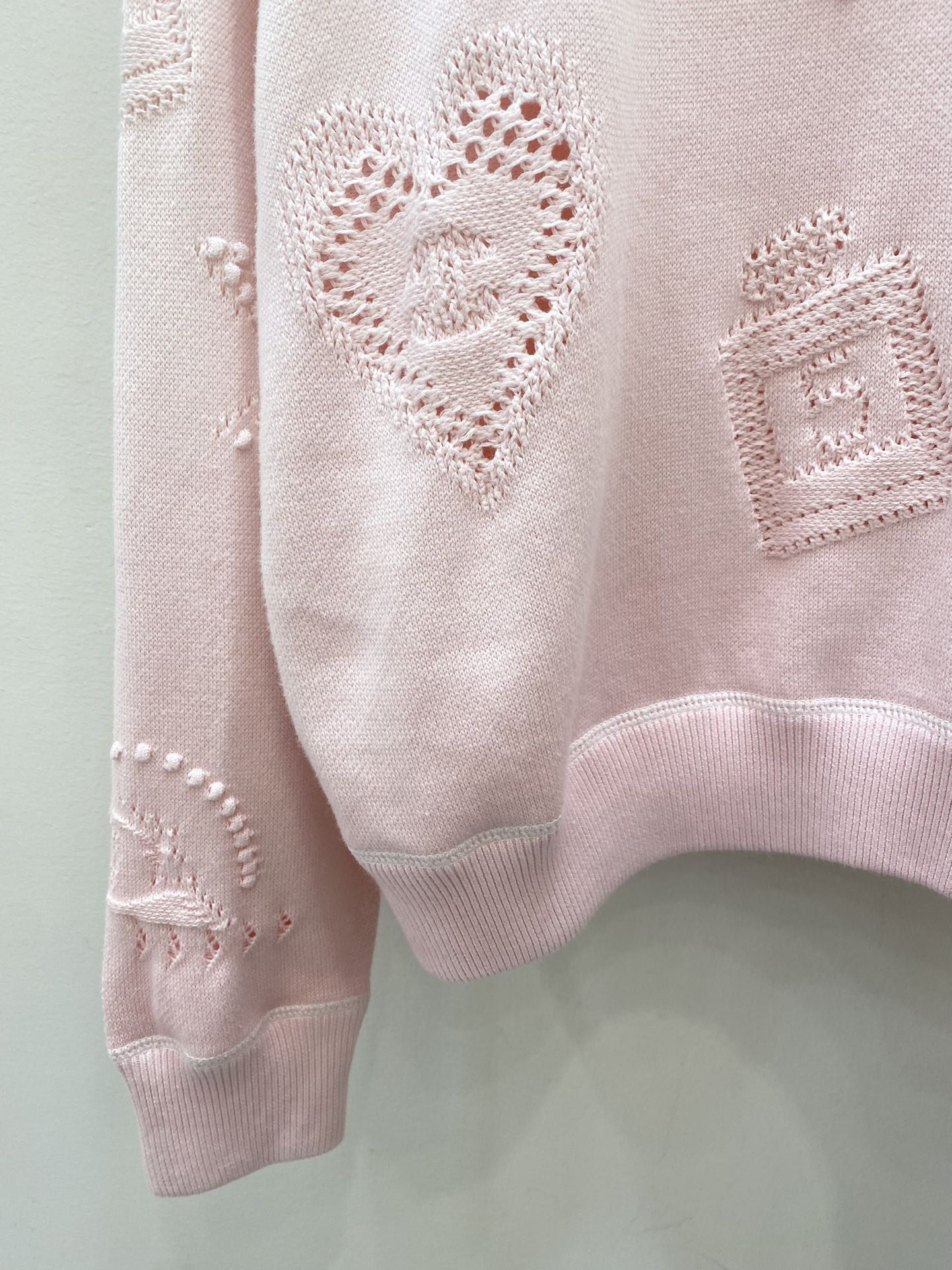 Chanel 2403 - Новый розовый трикотажный пуловер с круглым вырезом и перфорированным жаккардовым узором, с длинными рукавами.