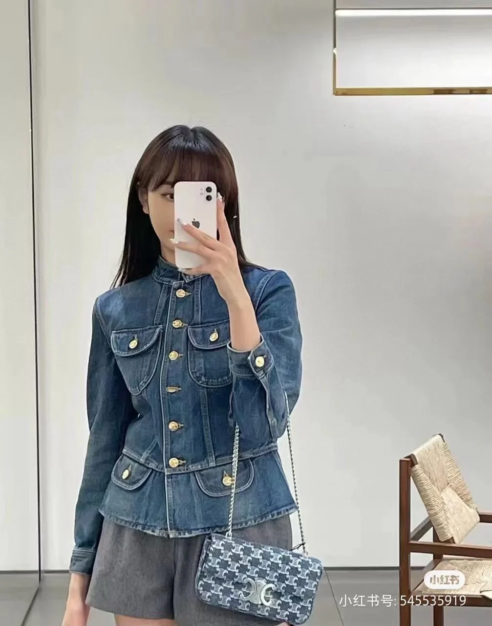 Celine Весна/Лето 2024: Новая короткая джинсовая куртка с воротником-стойкой и зауженной талией.