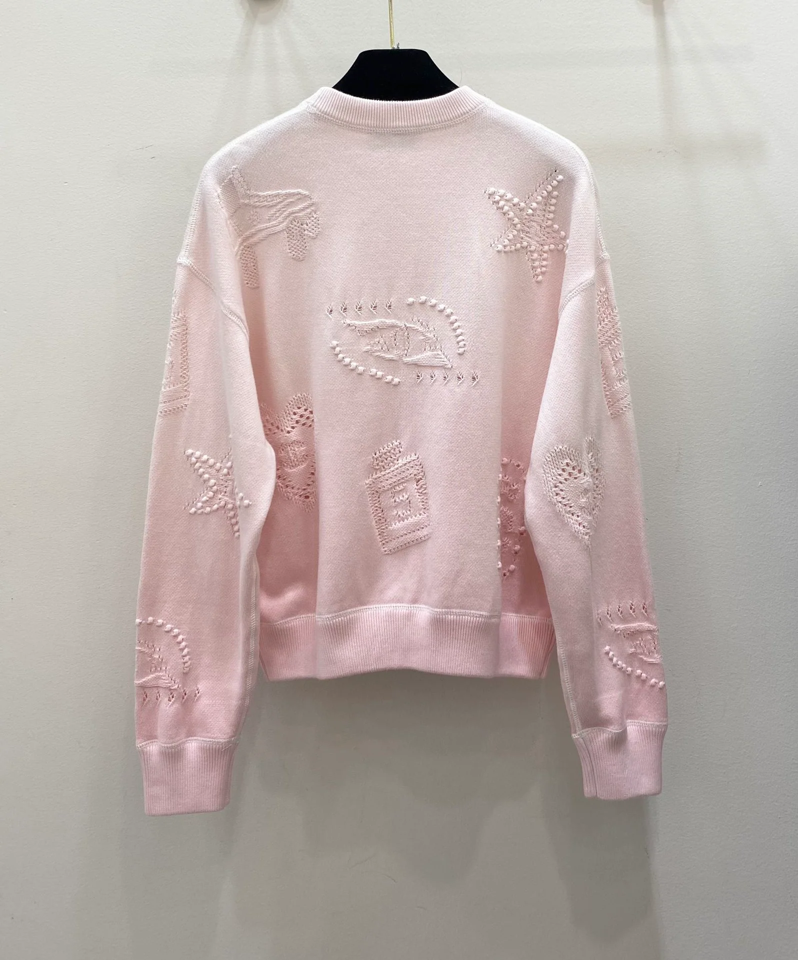 Chanel 2403 - Новый розовый трикотажный пуловер с круглым вырезом и перфорированным жаккардовым узором, с длинными рукавами.
