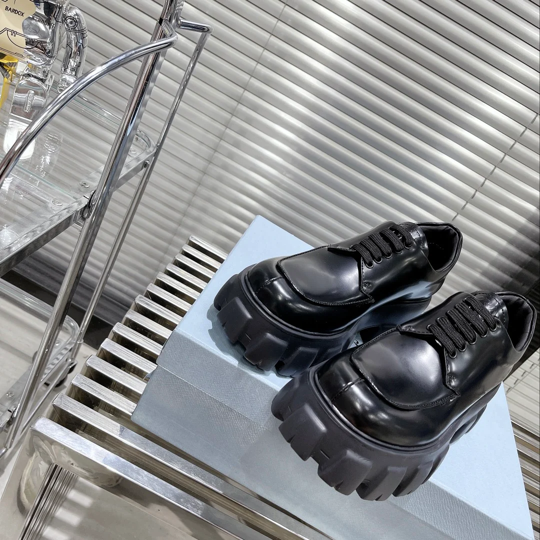 Кожаные туфли Prada на платформе со шнуровкой