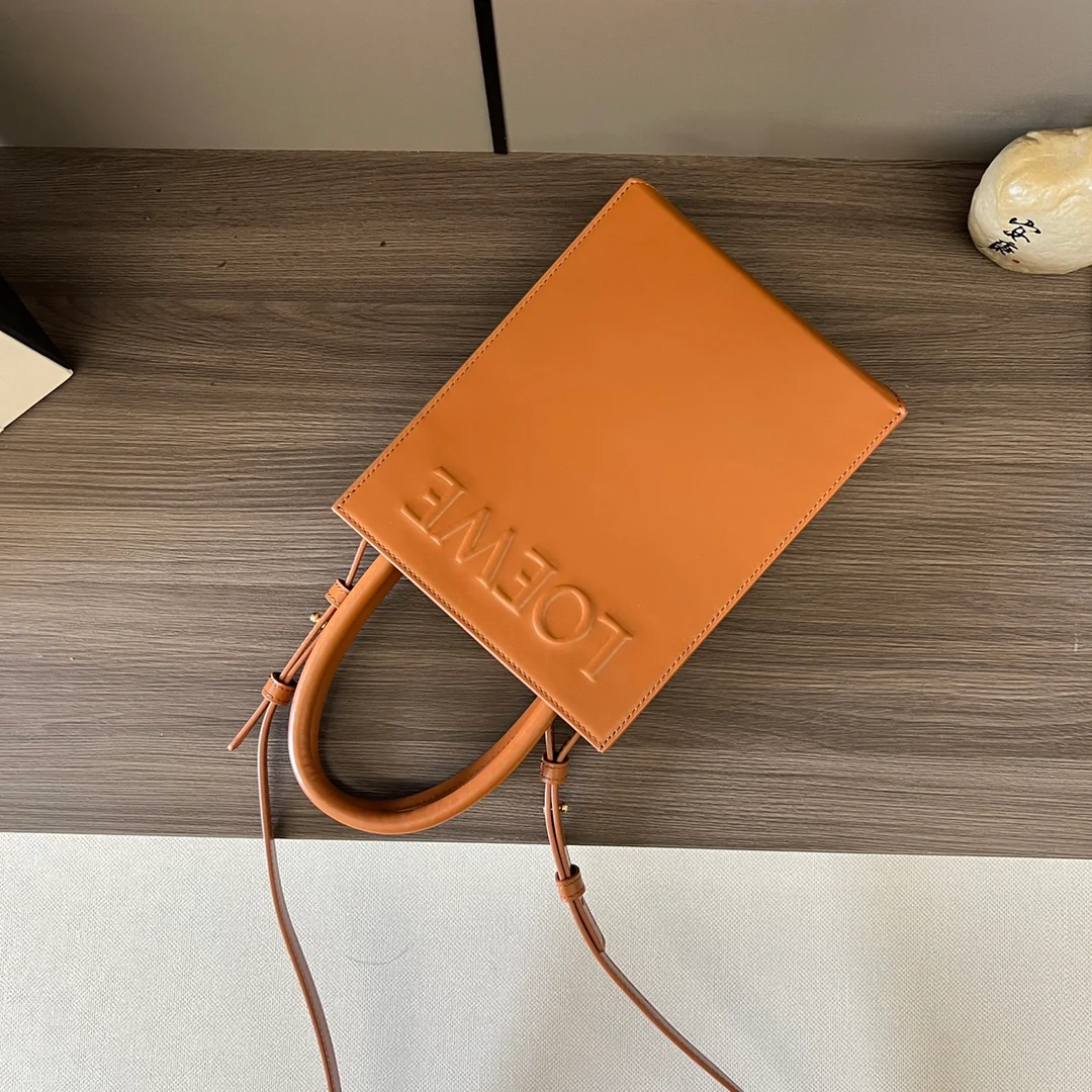 Сумка-тоут Loewe Standard A5 — глянцевая телячья кожа — маленькая — коричневая