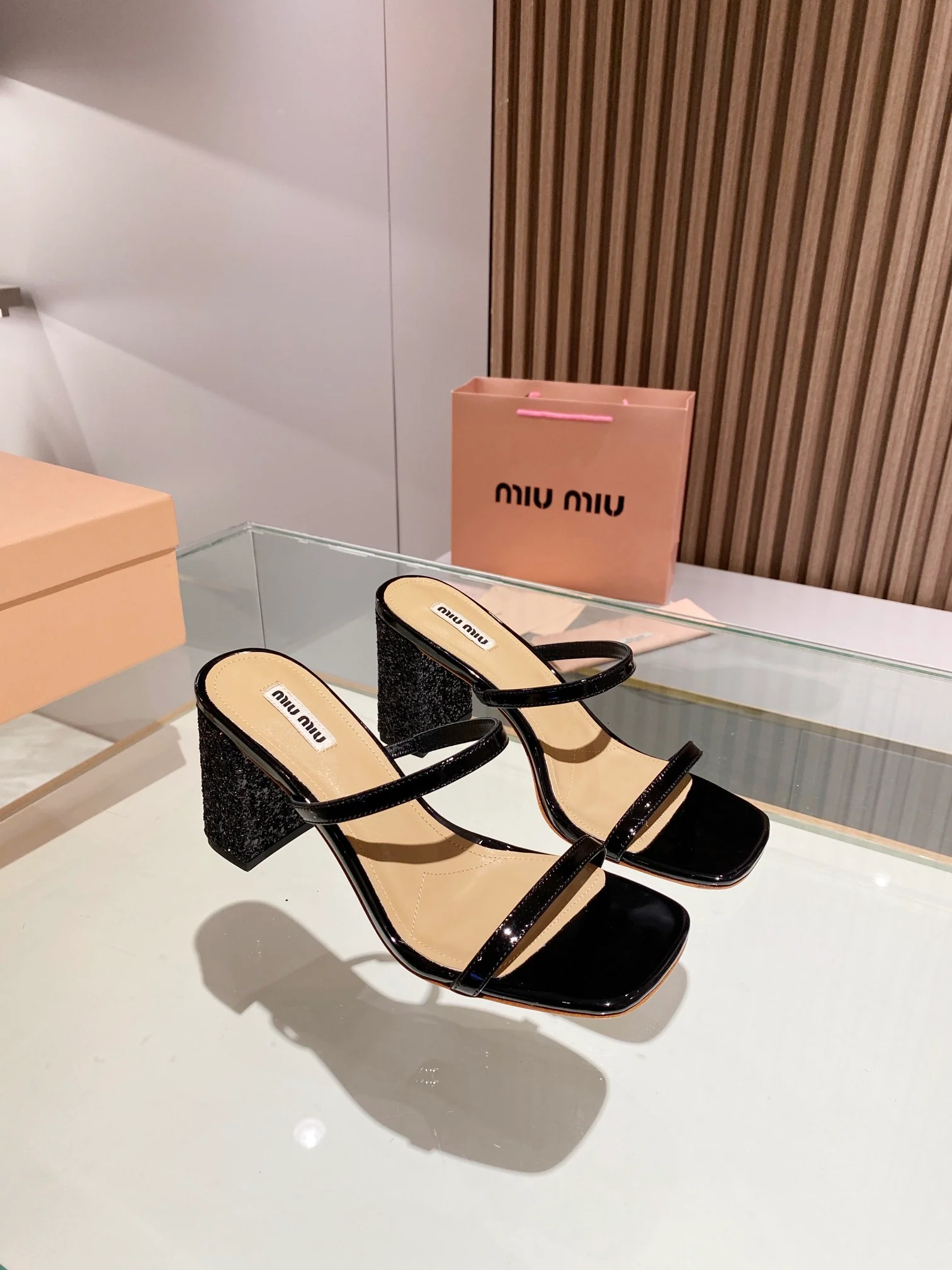 Новинка сезона весна/лето 2023 от Miu Miu - Босоножки на высоком каблуке с ремешками - 8-5 см - Черные