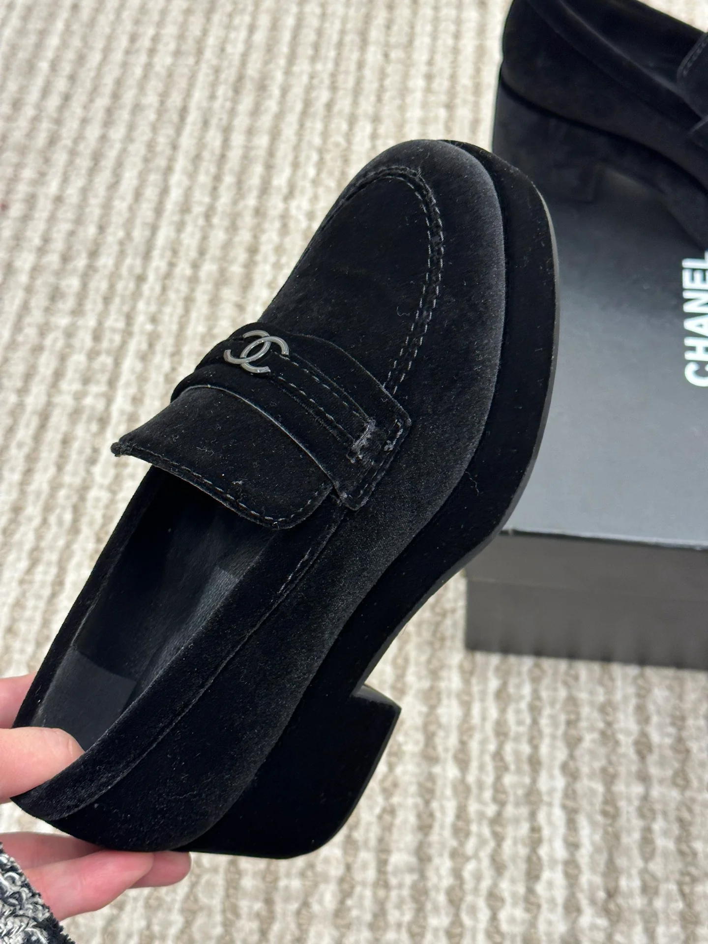 Новинка сезона осень/зима 2022 от Chanel - Лоферы на платформе - Флисовые.