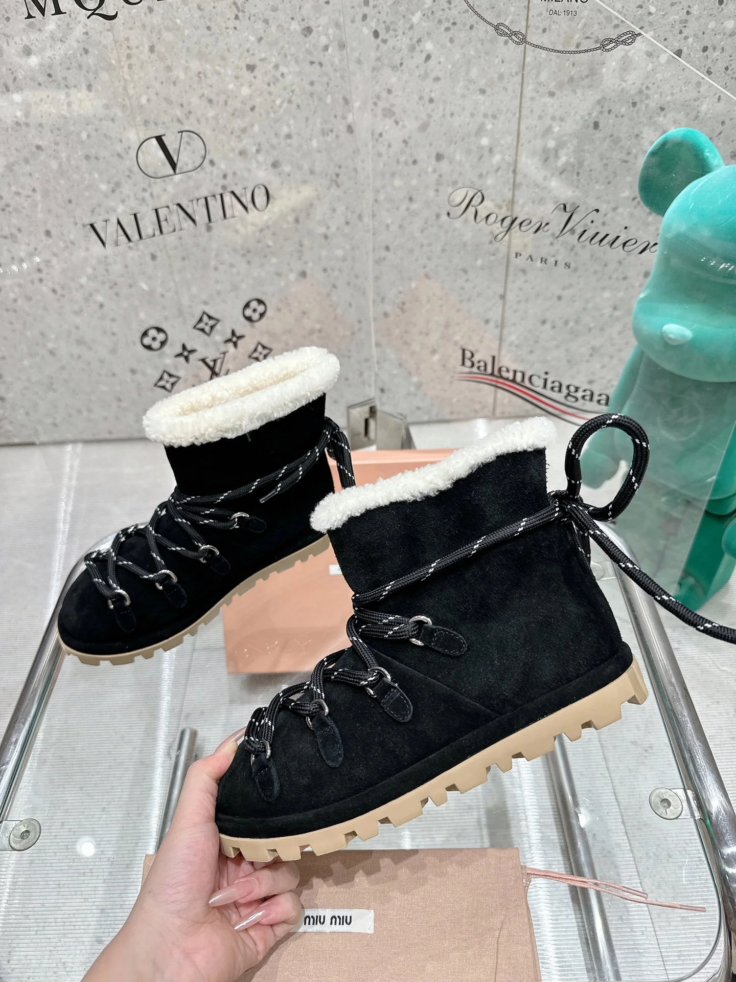 Элегантные сапоги на шнуровке Miu Miu 2024 — черные