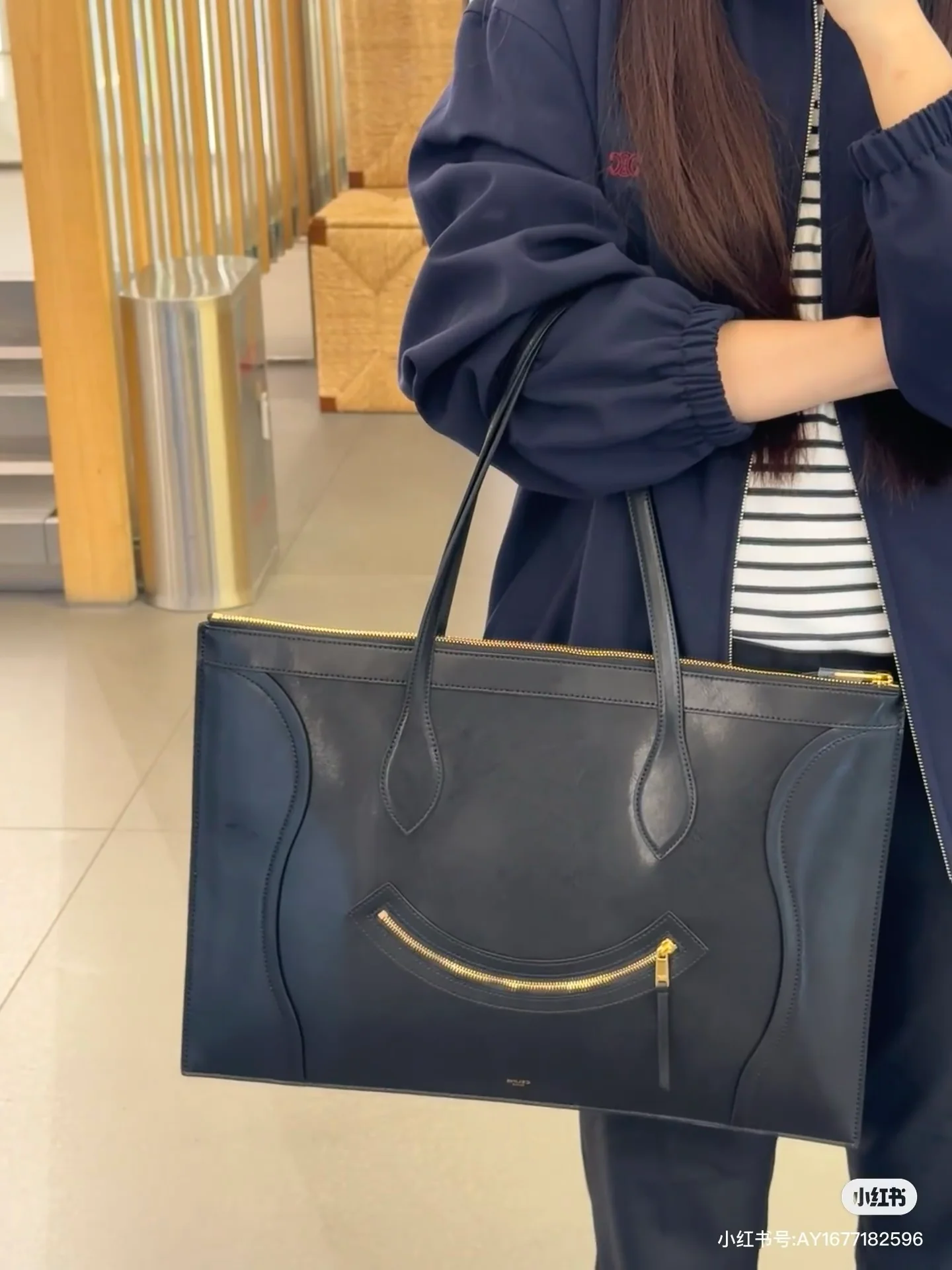 Новинка сезона весна/лето 2026 от Celine - Сумка с изображением смайлика - Черная