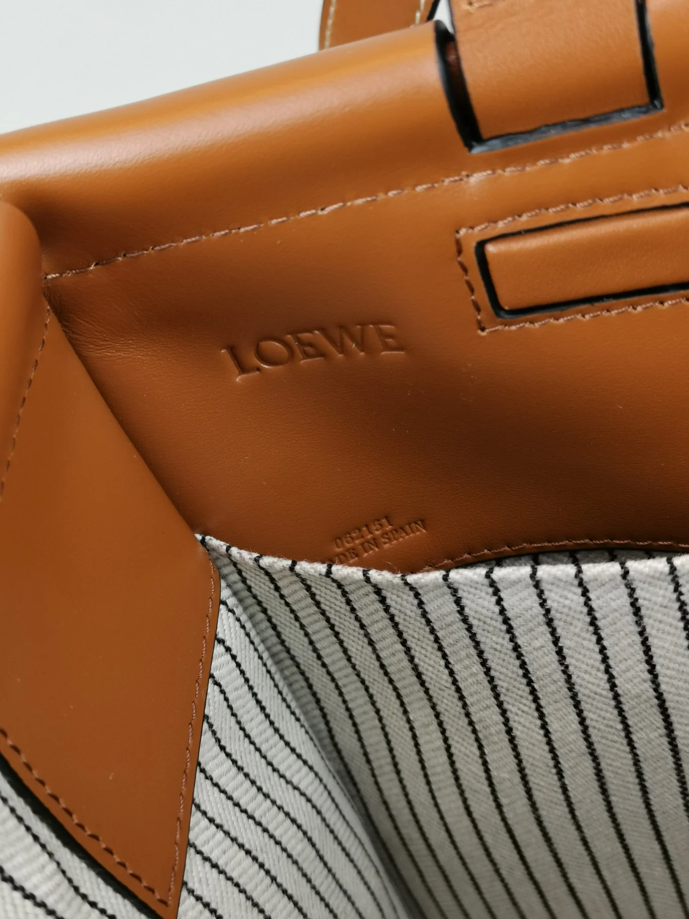 Сумка-тоут Loewe с подушкой, телячья кожа, джинсовая ткань