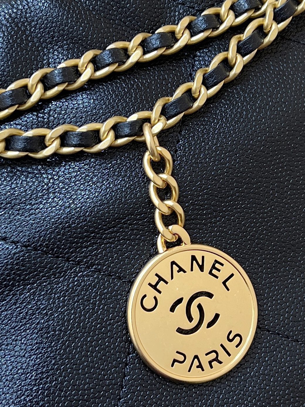 Мини-сумочка Chanel 22 из 24-каратного золота с текстурой зернистой кожи — черная.