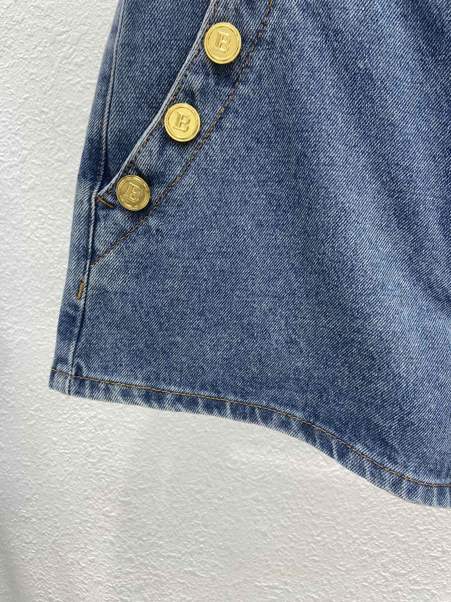 Balenciaga 2404 - Джинсовые шорты на пуговицах