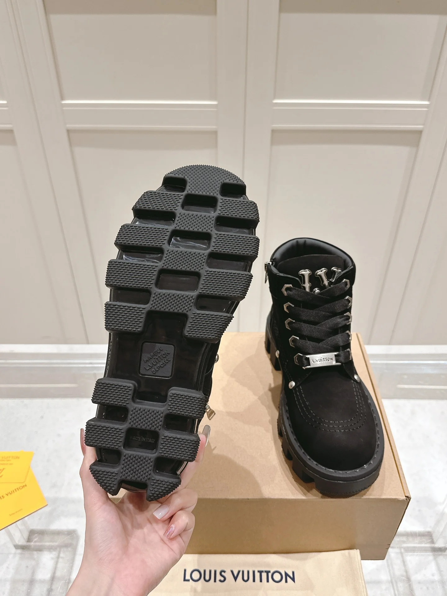 Ботинки Dr. Martens на платформе LV-2024 - черные