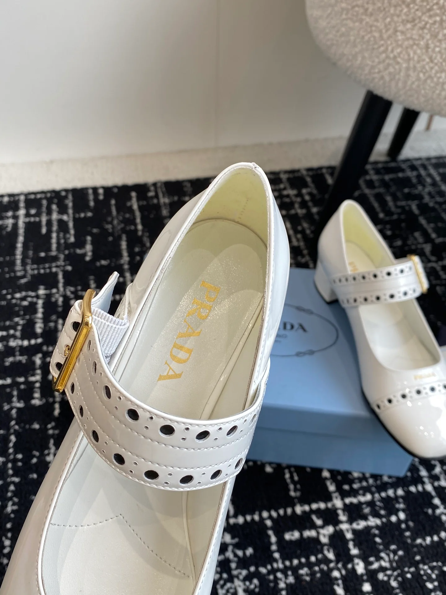 Туфли-мэри-джейн Prada 2024 в стиле ретро - белые