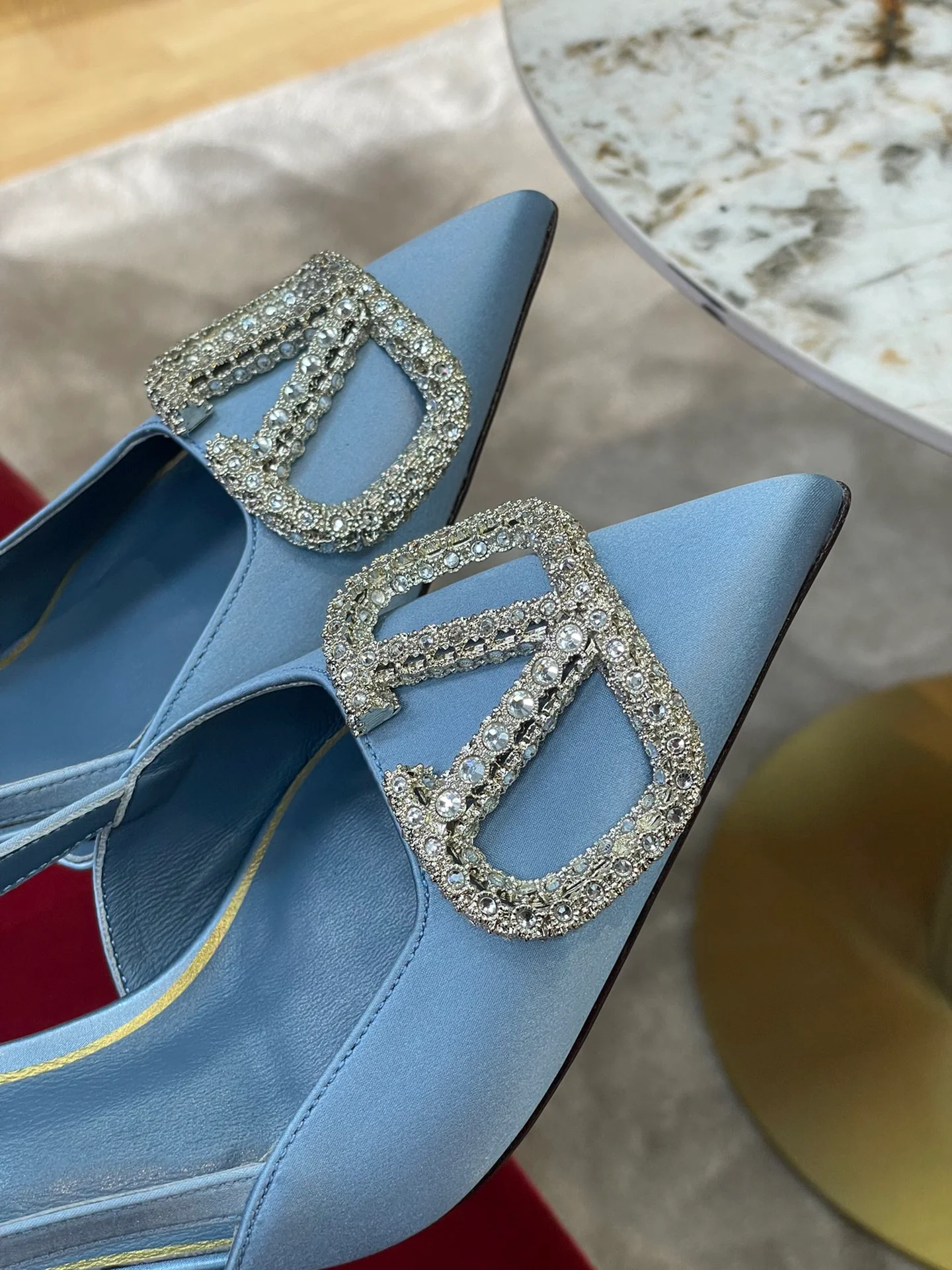 Новинка сезона осень/зима 2022 от Valentino - атласные туфли на каблуке с разрезом и стразами - синие.