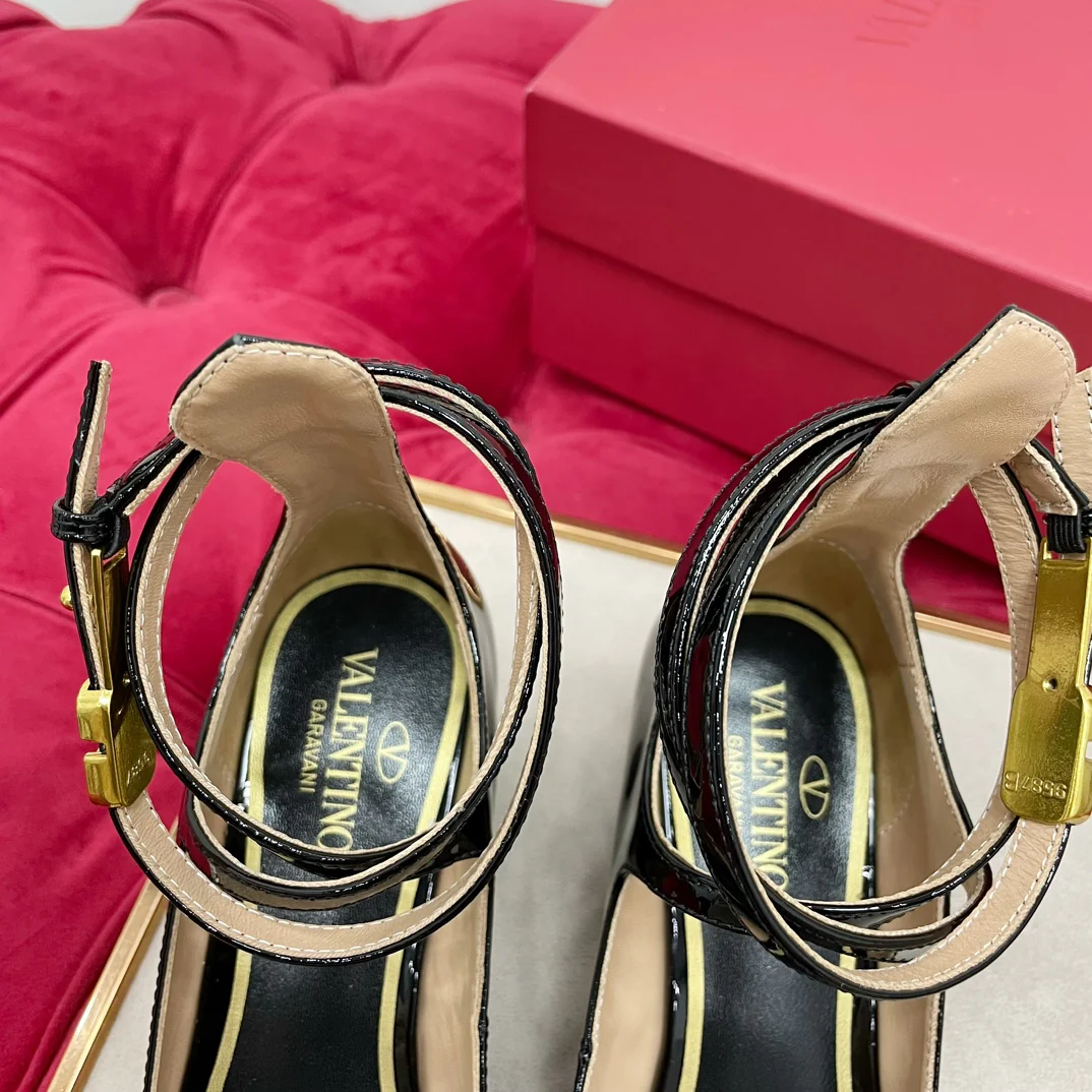 Новинка весенней коллекции Valentino 2023 года - сандалии Мэри Джейн из лакированной кожи.