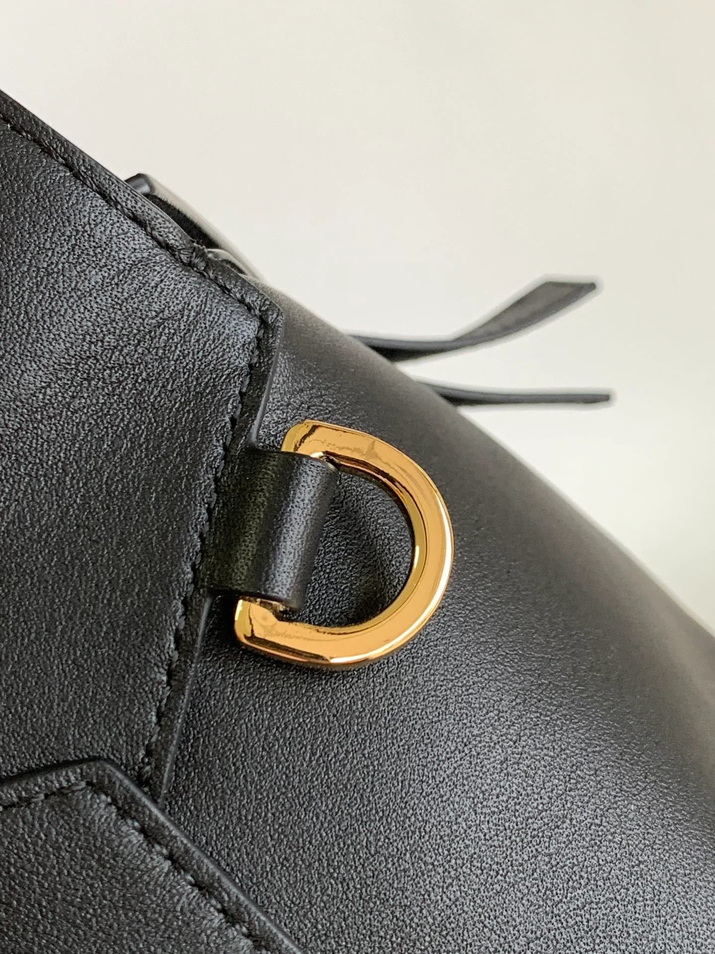 Сумка-хобо Loewe Puzzle из кожи наппа, черная.