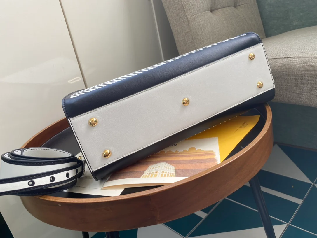 Сумка Fendi Peekaboo Medium из белой кожи.