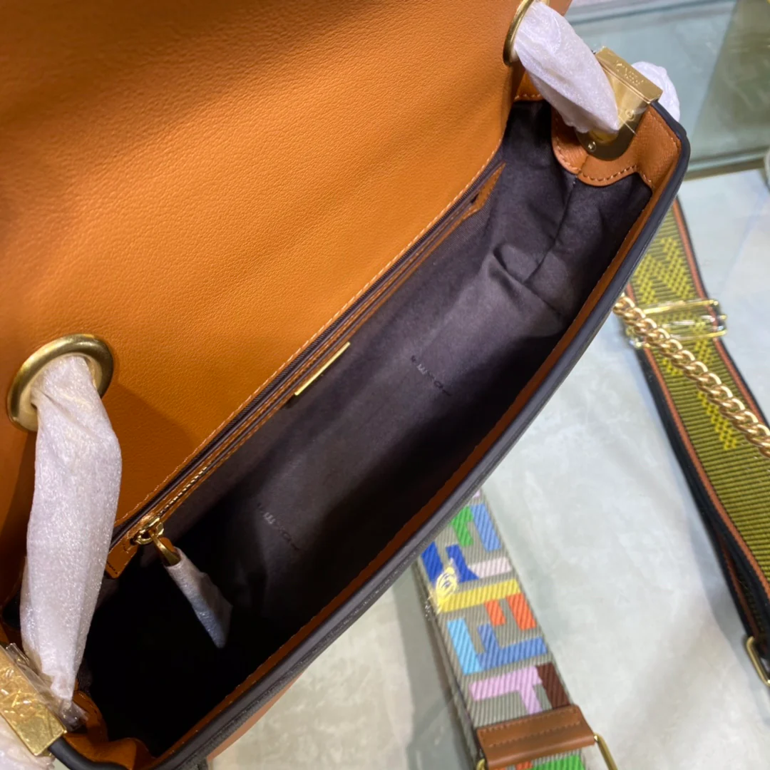 Сумка-багет Fendi Baguette — коричневая кожаная сумка средней длины с черной отделкой.