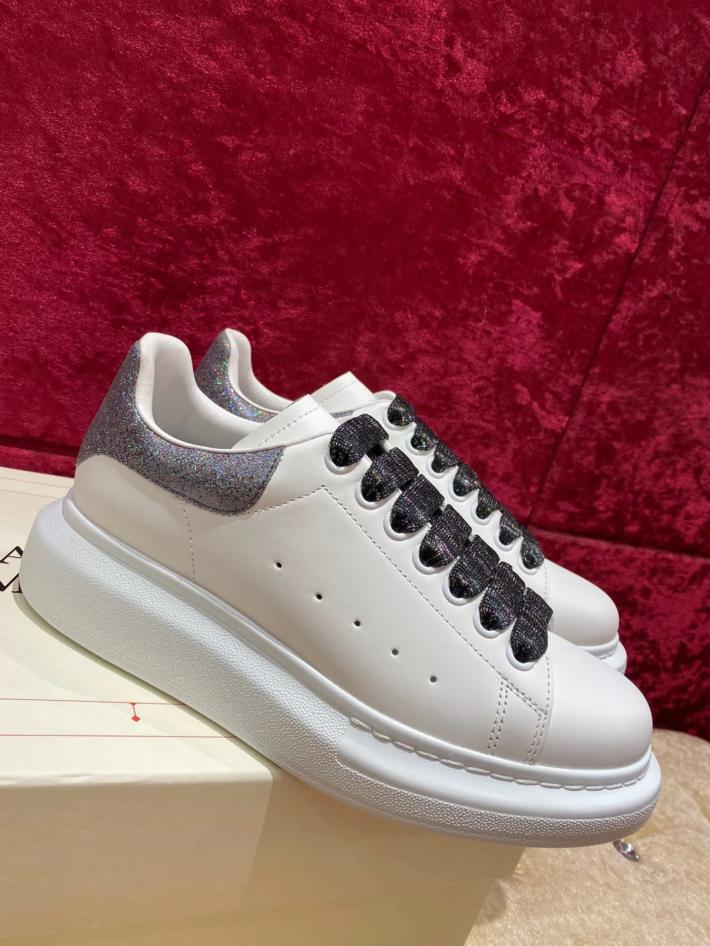 Классические белые кроссовки McQueen с серым каблуком