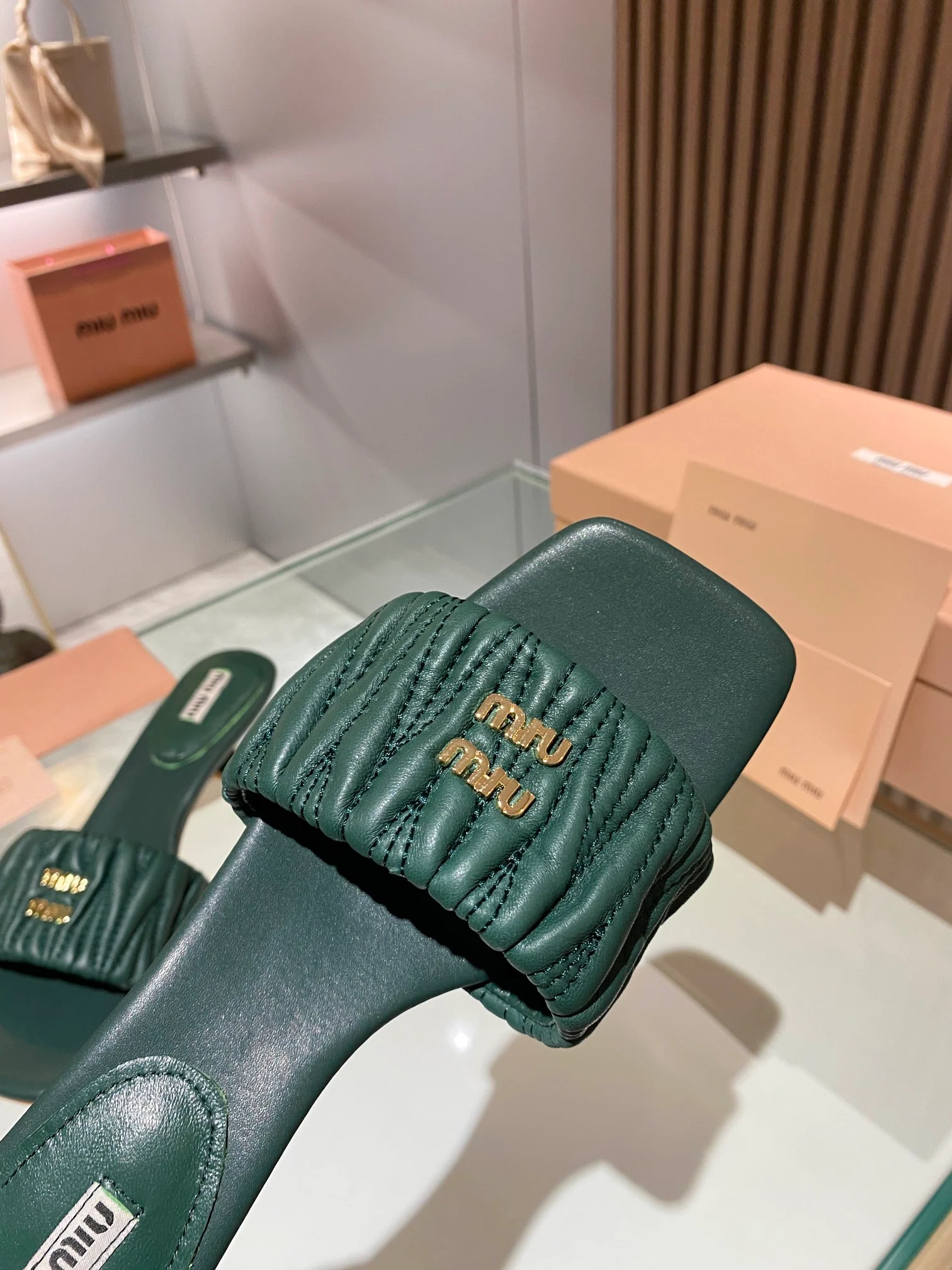 Новинка весны 2023 года от Miu Miu - Тапочки на низком каблуке - Темно-зеленые