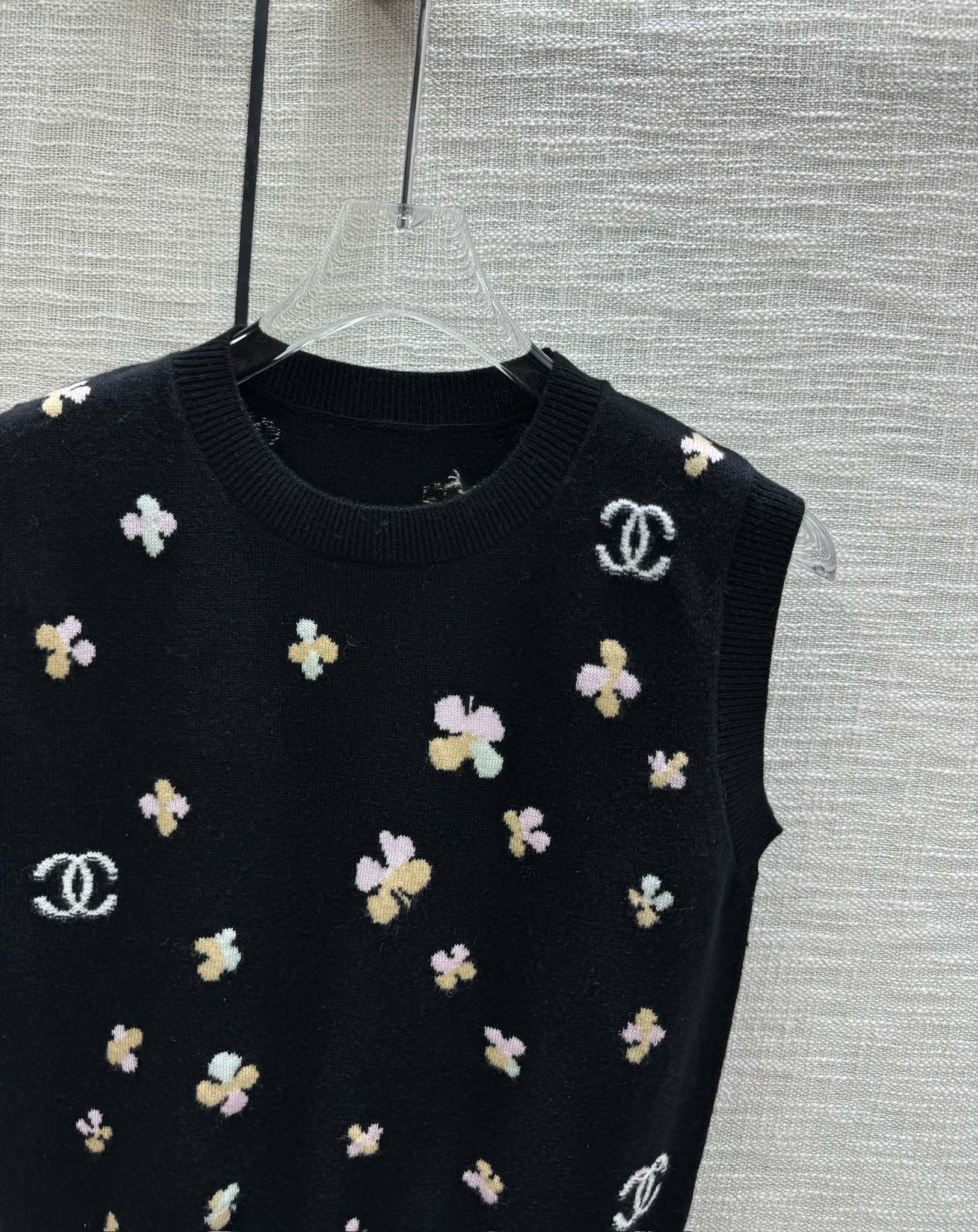 Chanel 2403-24 Коллекция ?Ранняя весна? Métiers d'Art — Вязаный жилет ?Клевер? — Черный
