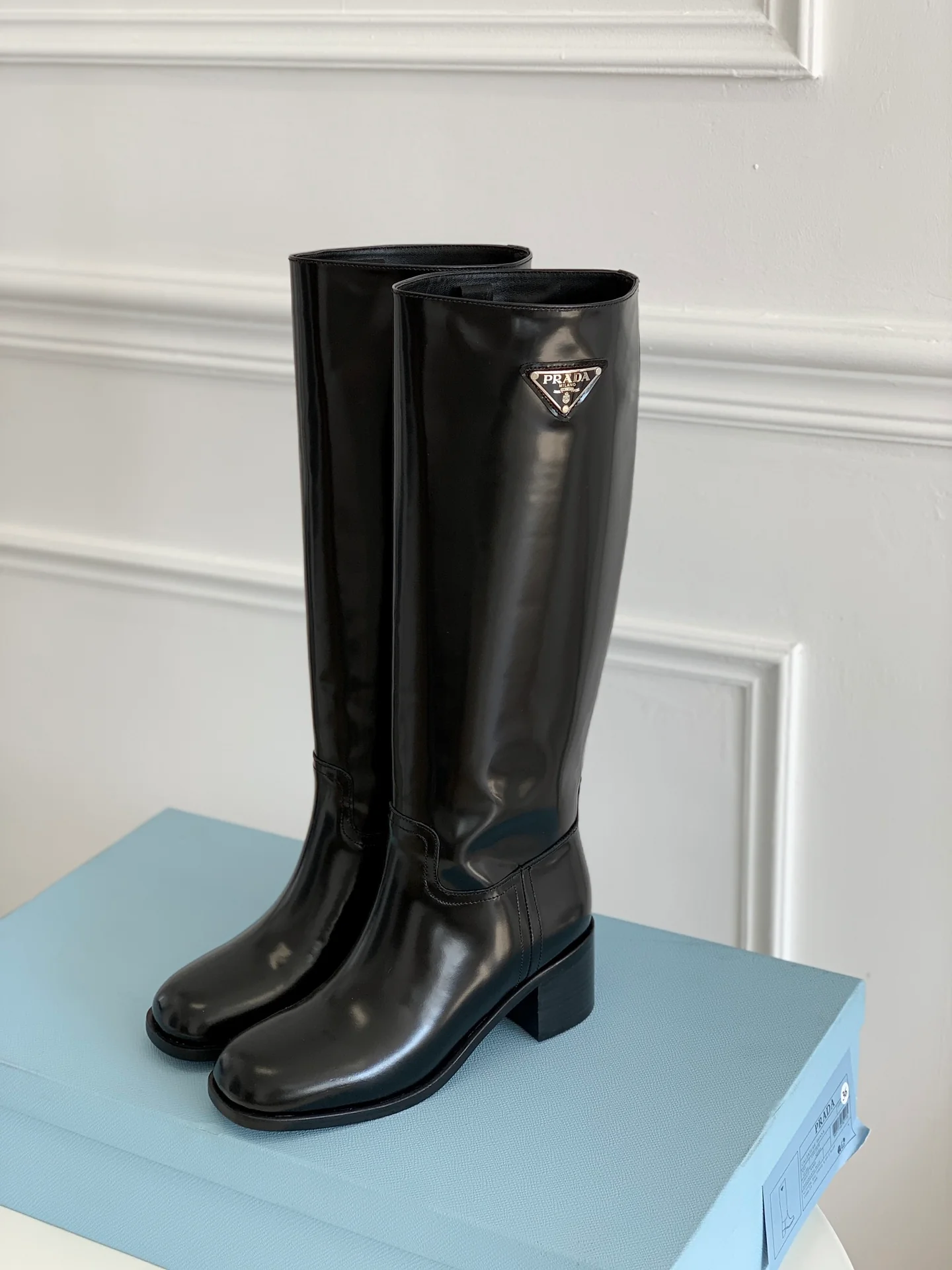 Новинки сезона осень/зима 2021 от Prada - Сапоги для верховой езды - 1