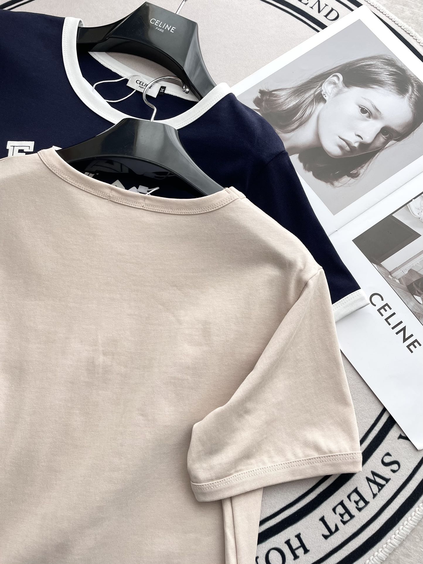 Celine-2404 Хлопковая футболка с коротким рукавом и бархатным покрытием - светло-коричневая