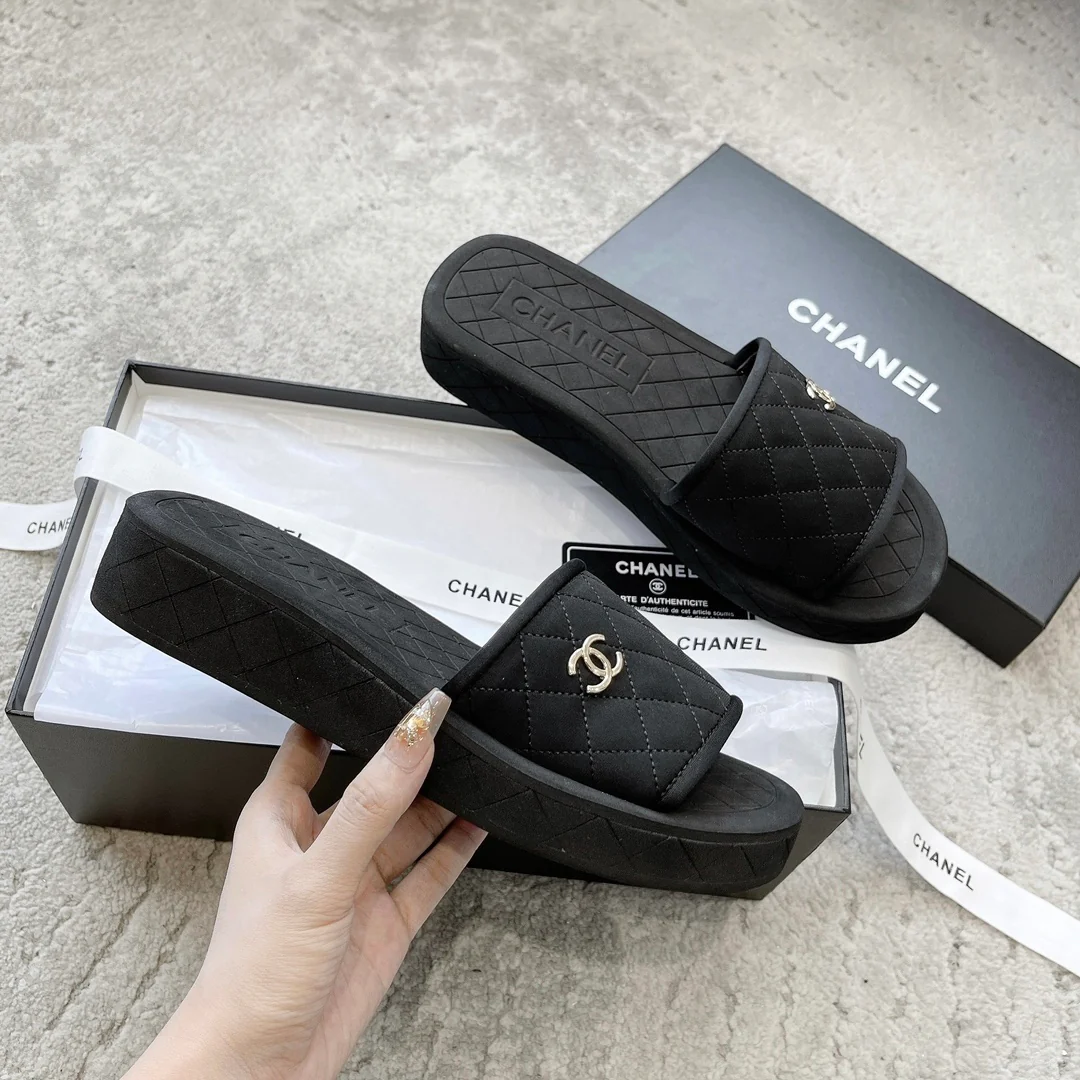 Новинка сезона весна/лето 2023 от Chanel - кожаные тапочки из овечьей кожи - черные.